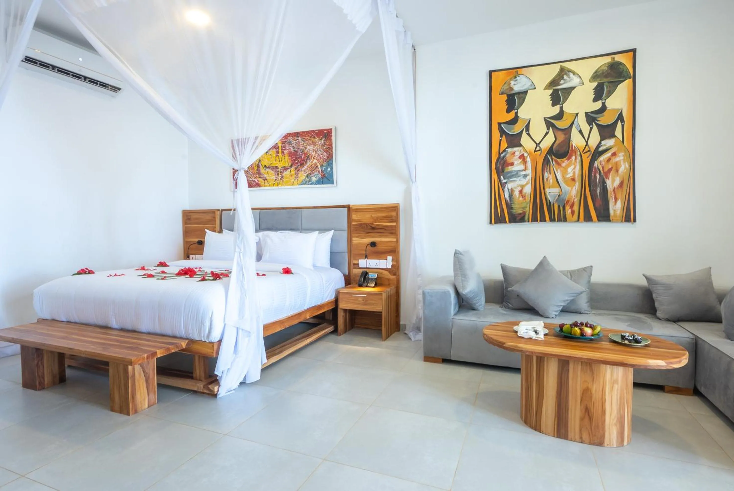 Living room, Bed in Royal Mandarin Hotel & Resort