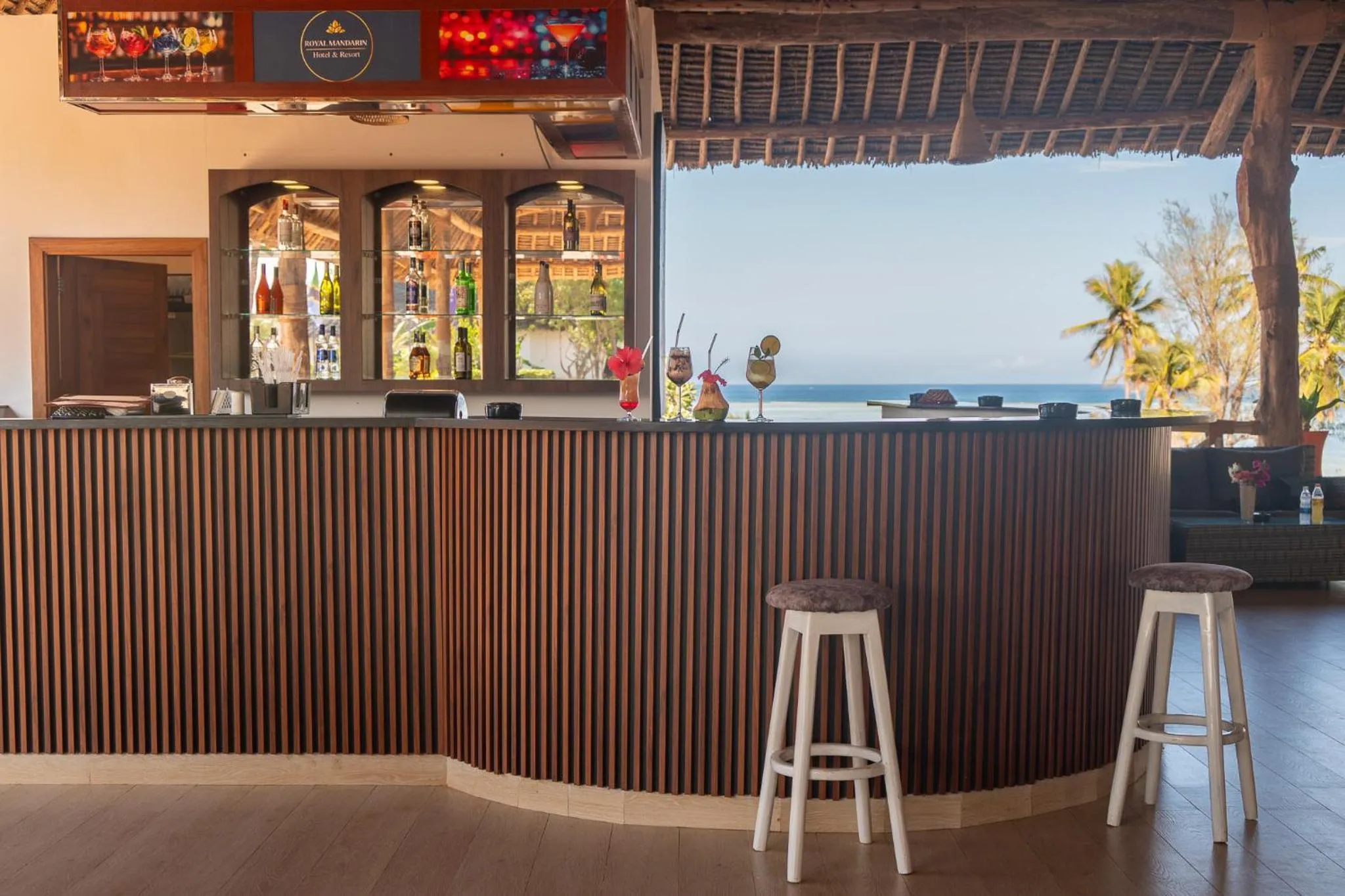 Lounge or bar in Royal Mandarin Hotel & Resort