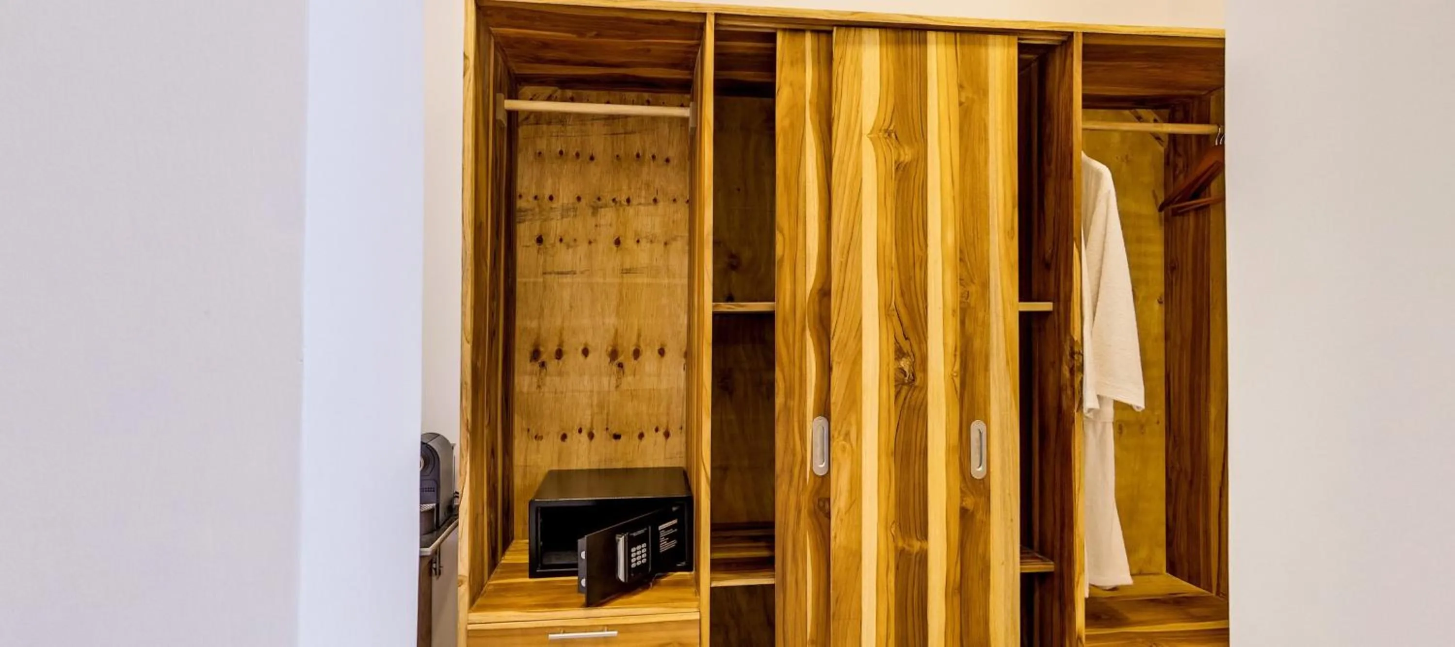 wardrobe in Royal Mandarin Hotel & Resort