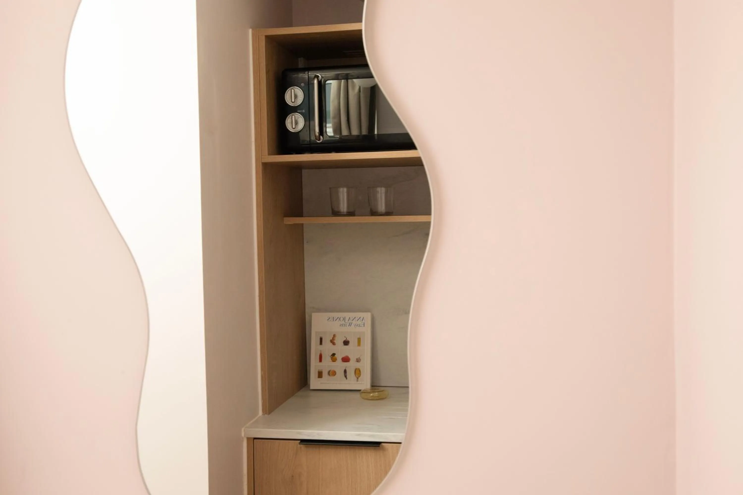 microwave in Bob W London Holland Park