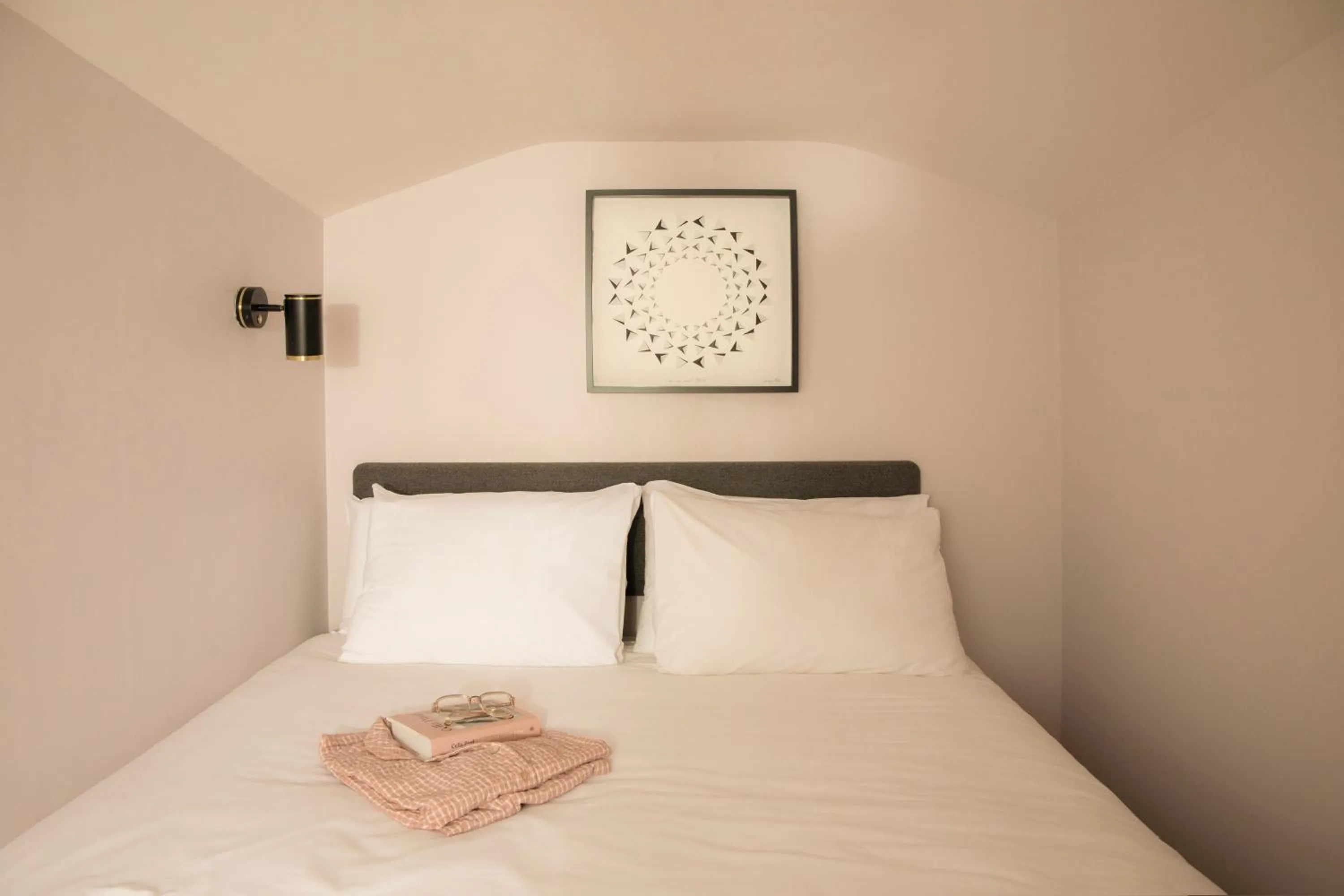 Bed in Bob W London Holland Park