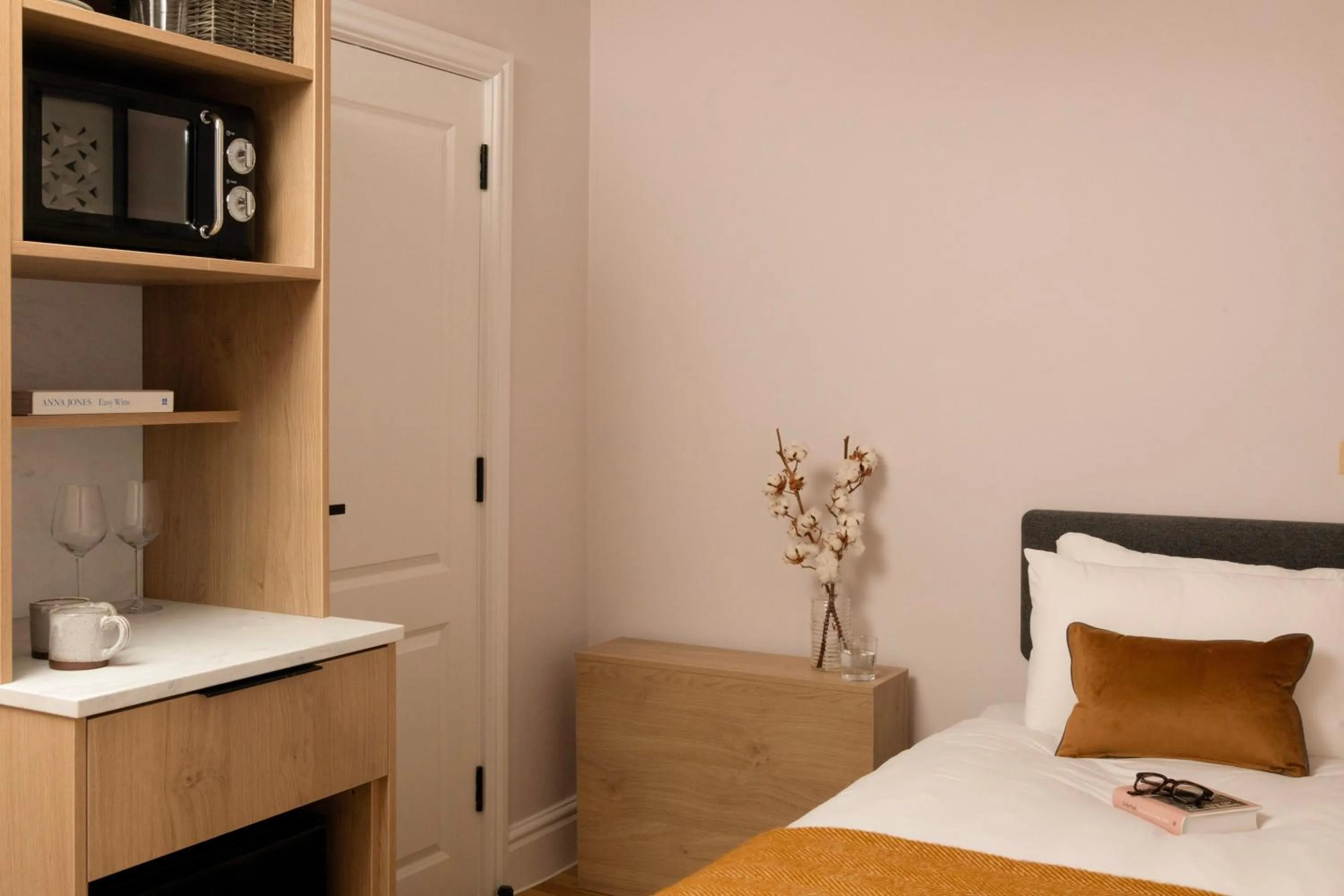 Photo of the whole room, Bed in Bob W London Holland Park