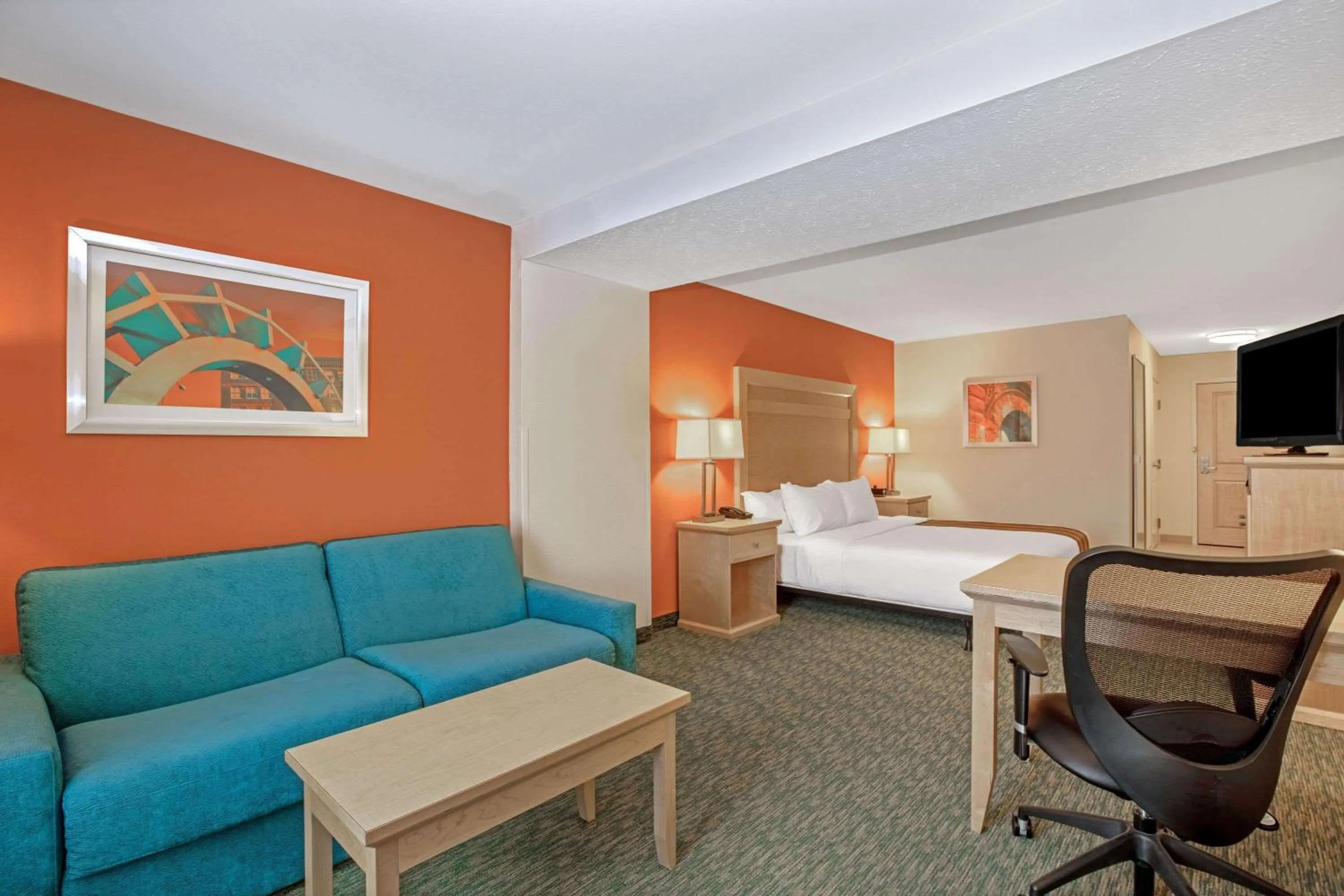 Photo of the whole room, Bed in La Quinta by Wyndham Grand Forks