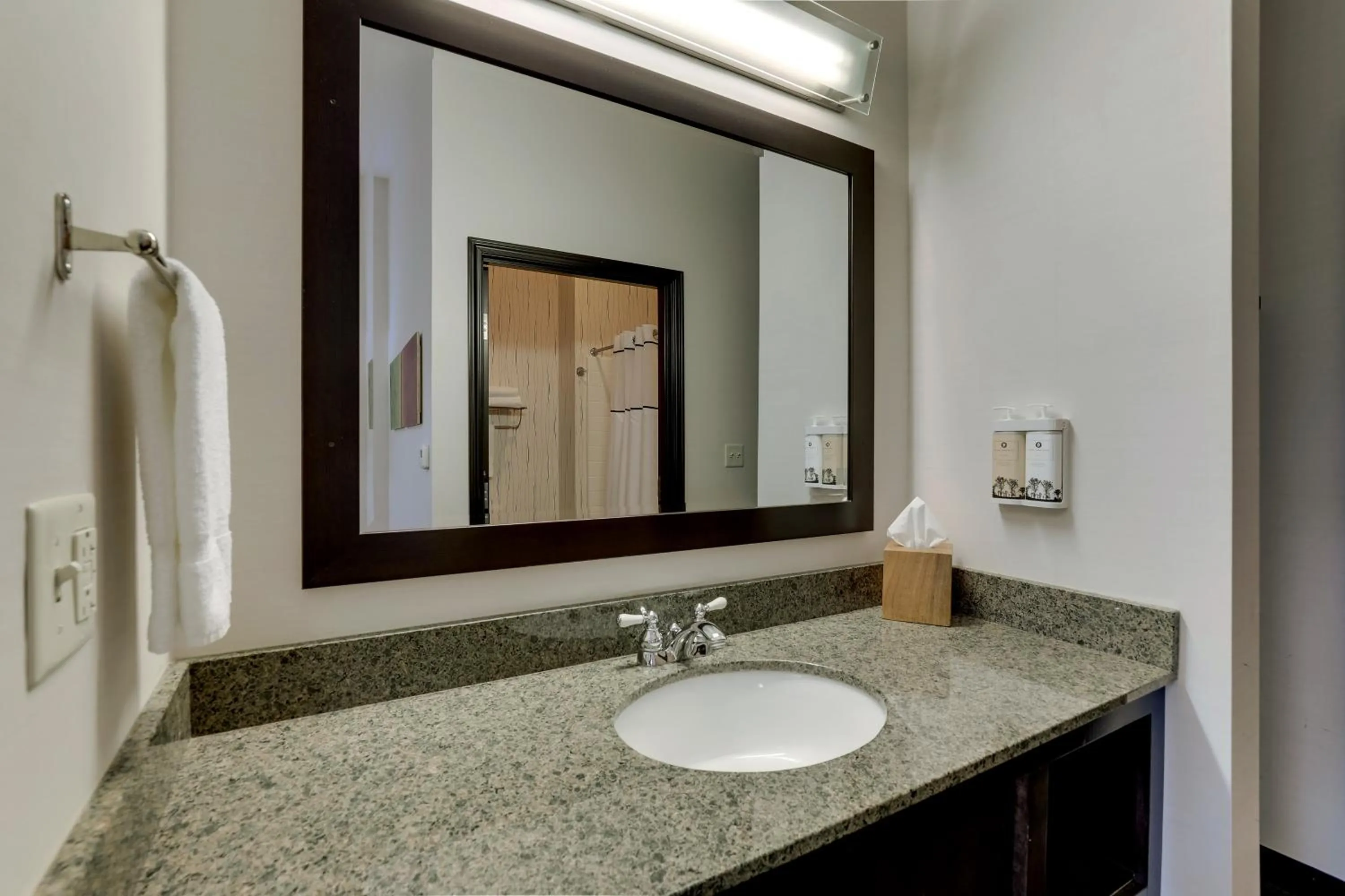 Bathroom in Stoney Creek Hotel Kansas City - Independence