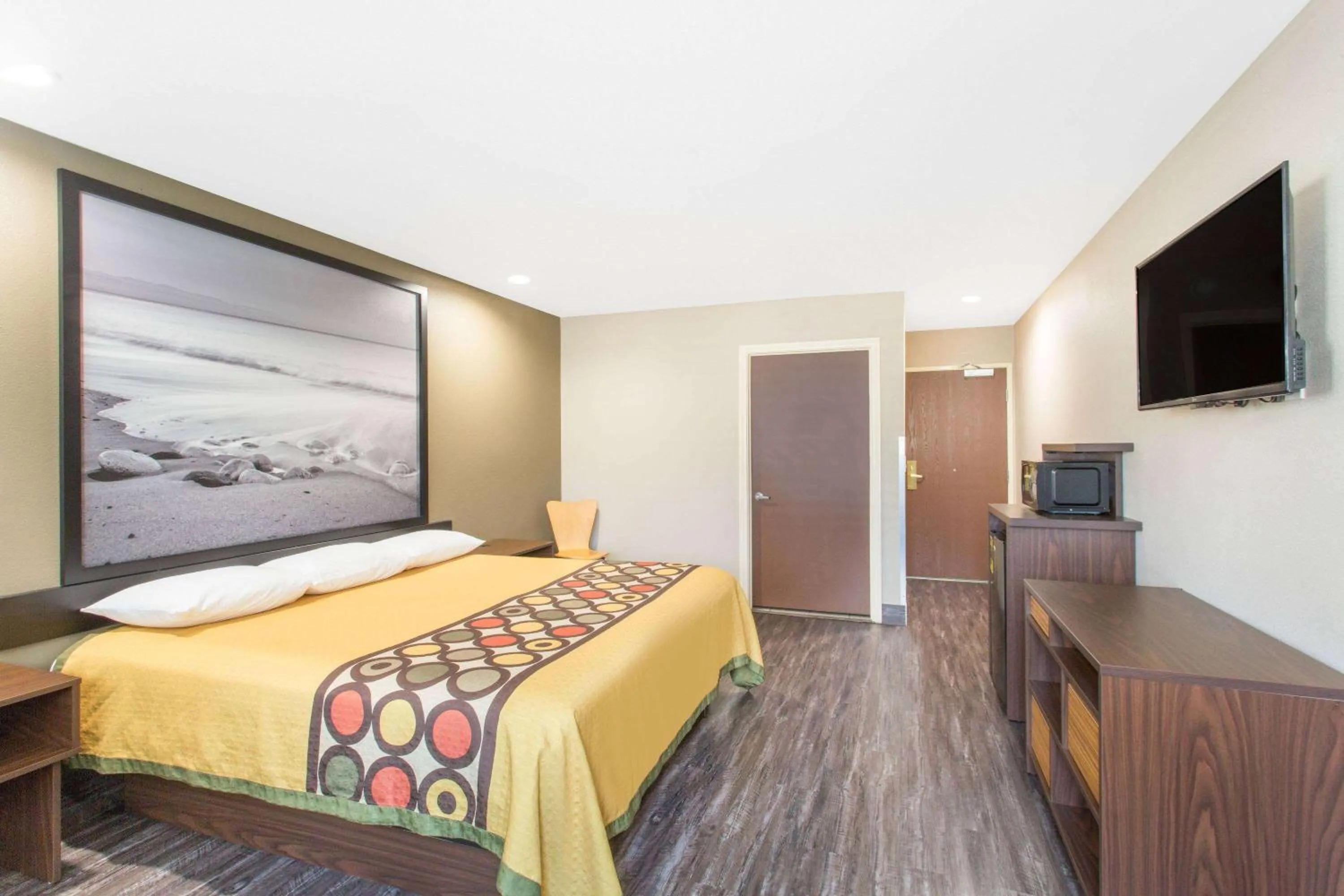 Photo of the whole room, Bed in Super 8 by Wyndham National City Chula Vista