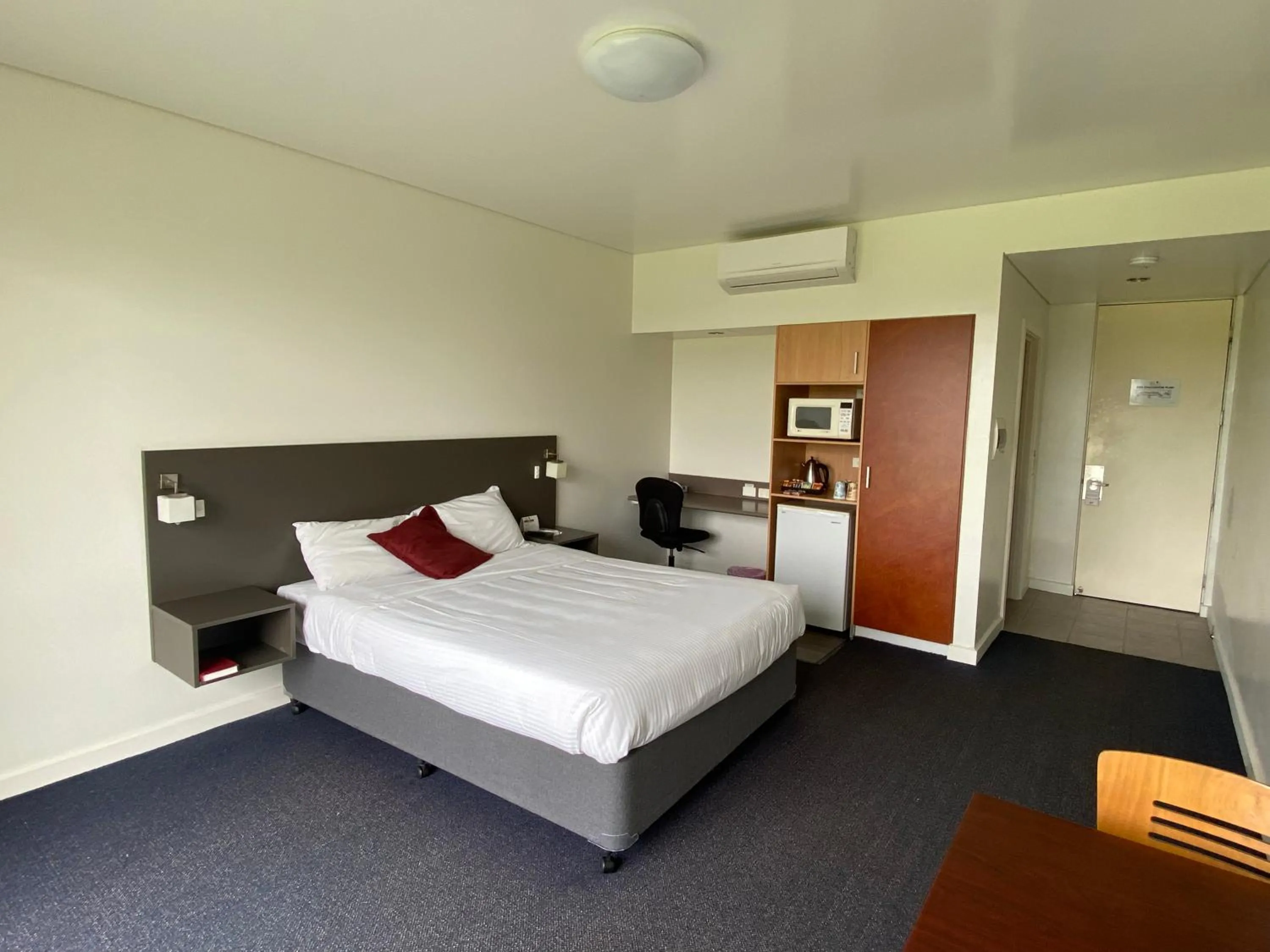 Bed in Country Roads Motor Inn Dysart