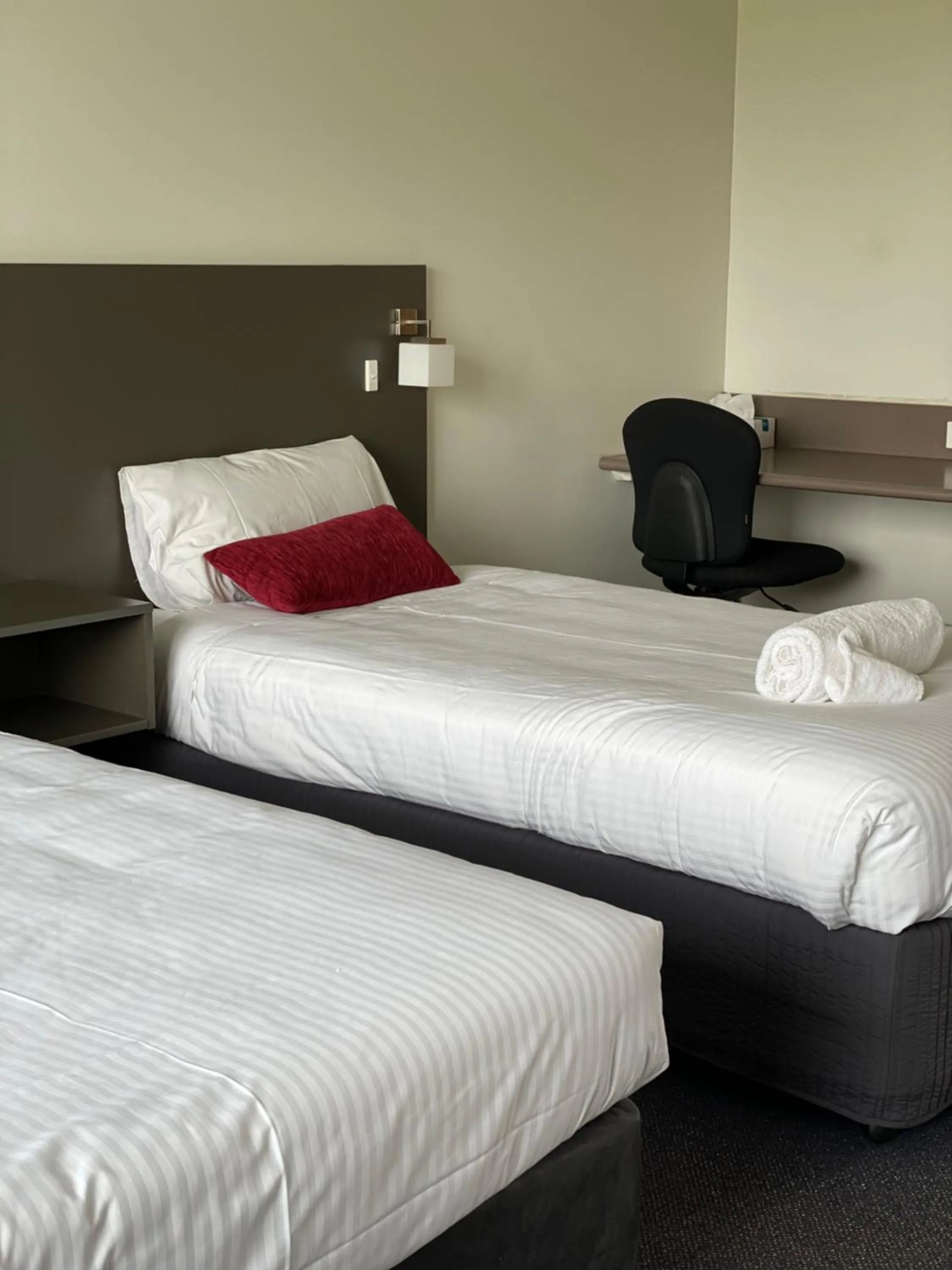 Bed in Country Roads Motor Inn Dysart