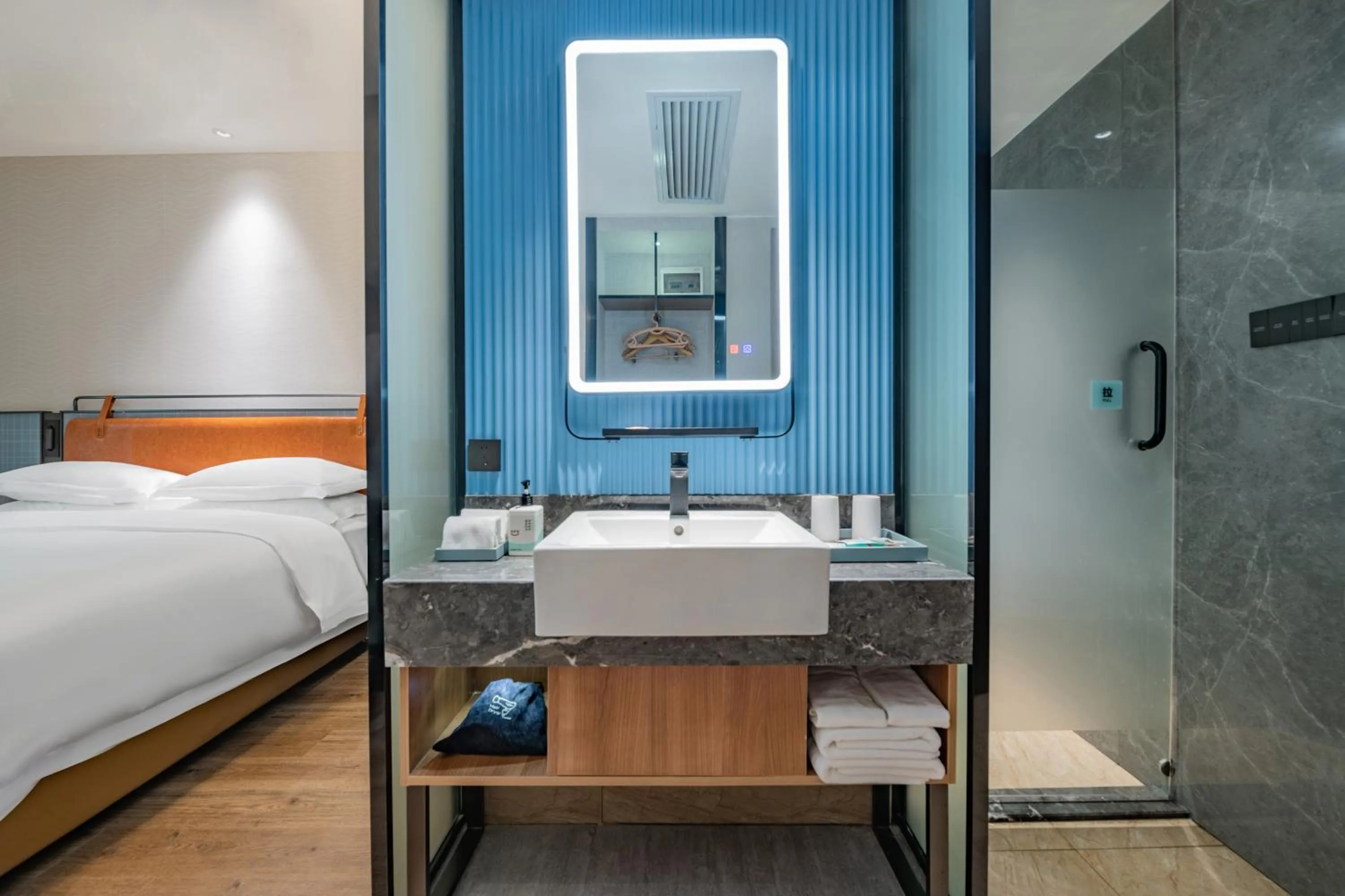 Bed in Echarm Hotel Guangzhou Jiahe Helong Branch