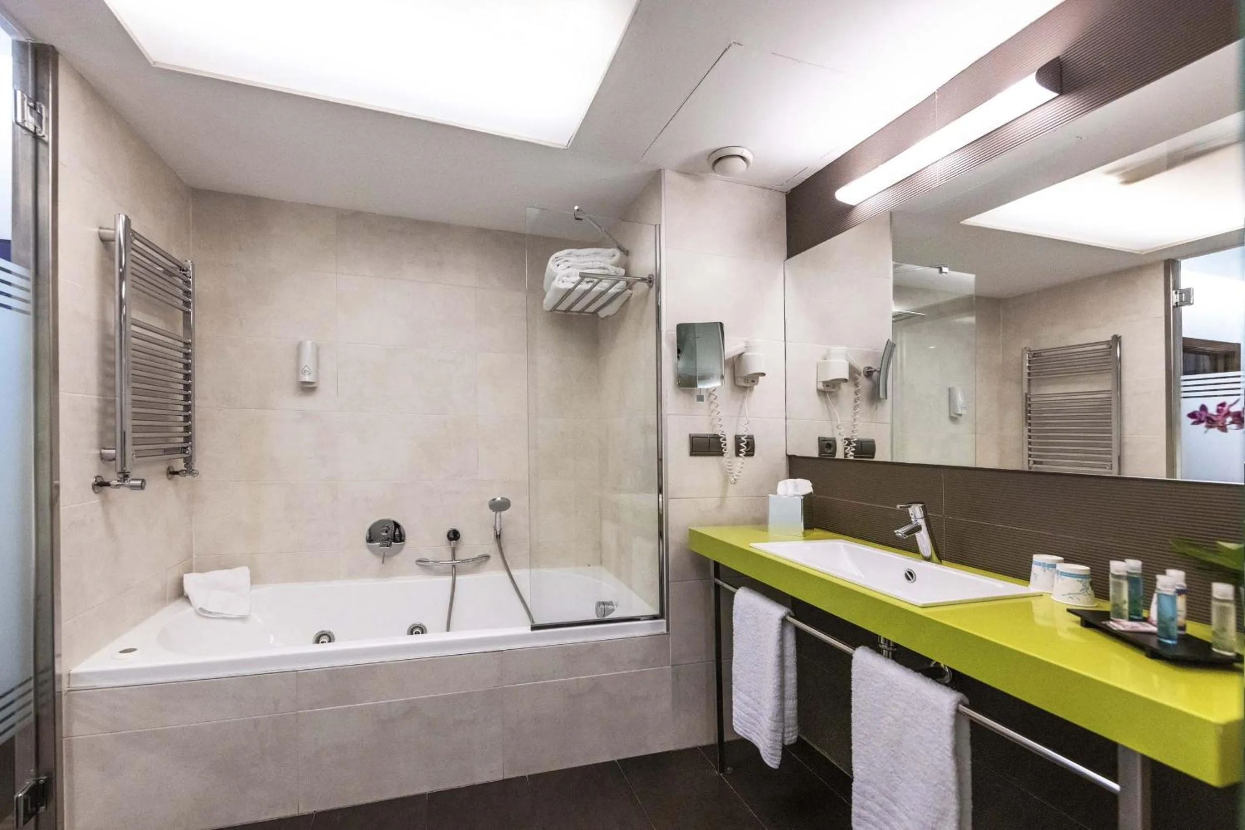 Bathroom in Globales Castillo de Ayud