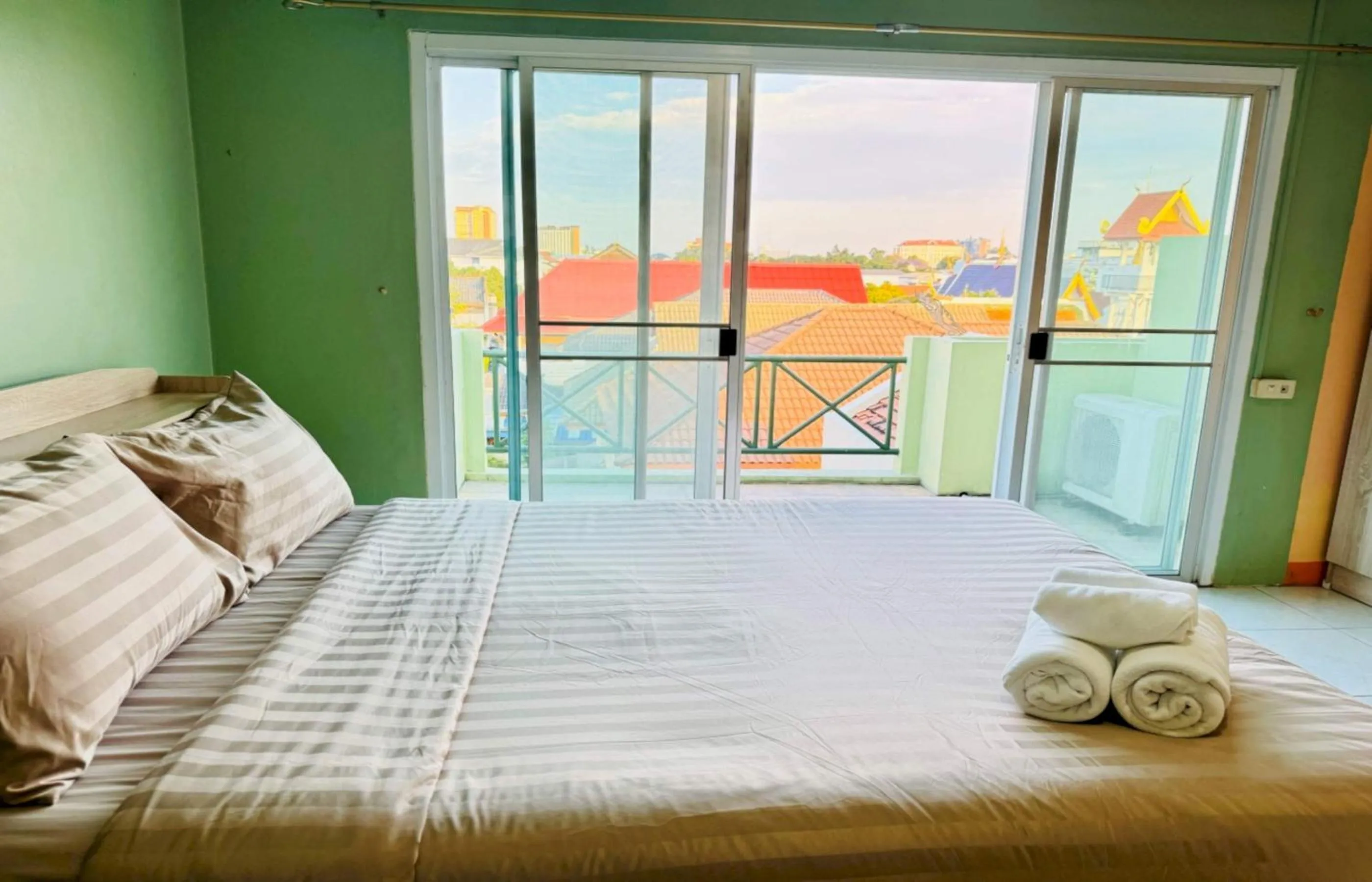 Photo of the whole room, Bed in Hotel O Bupatara Chiangmai