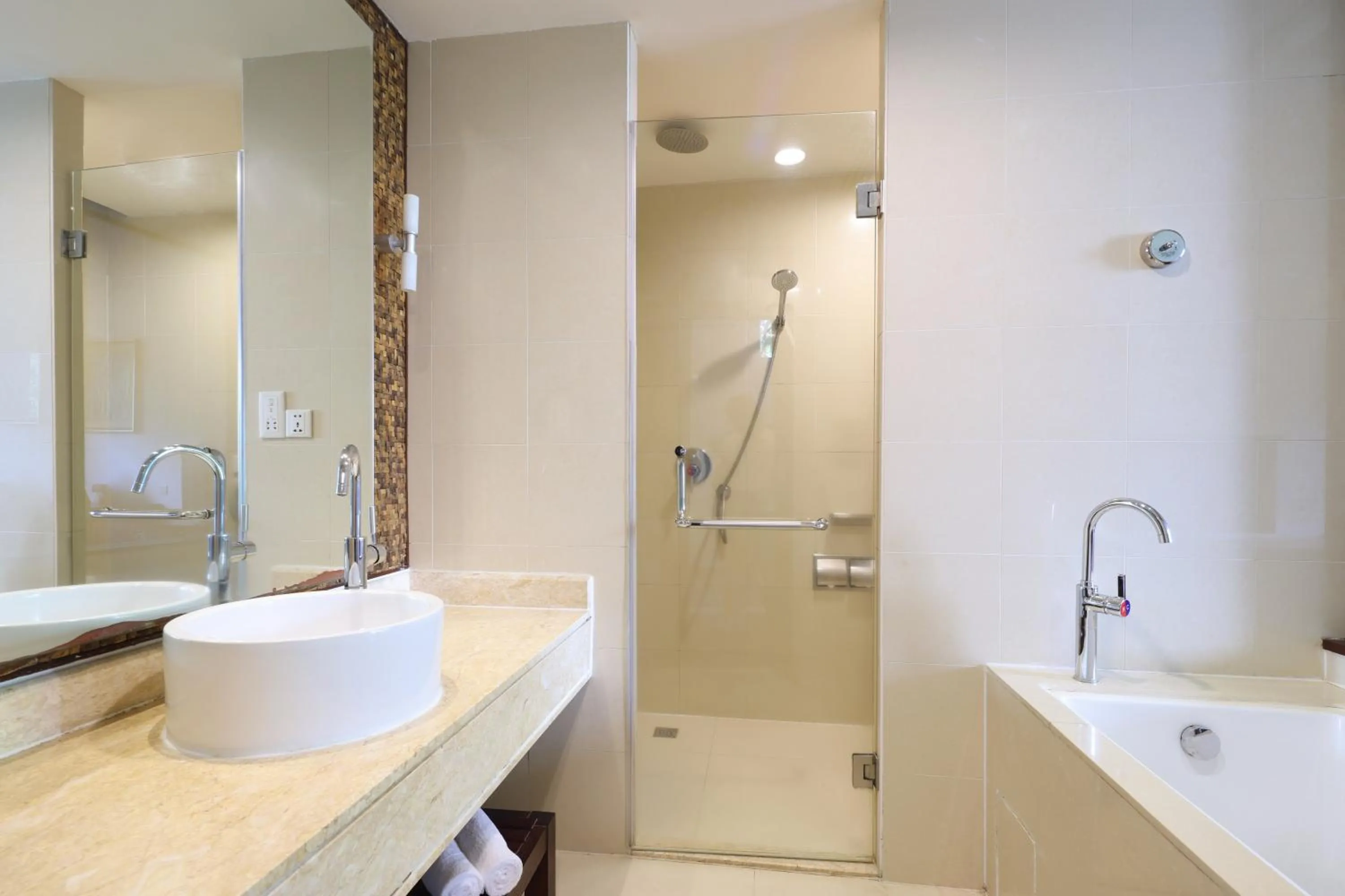 Toilet in Grand Mercure Sanya Yalong Bay