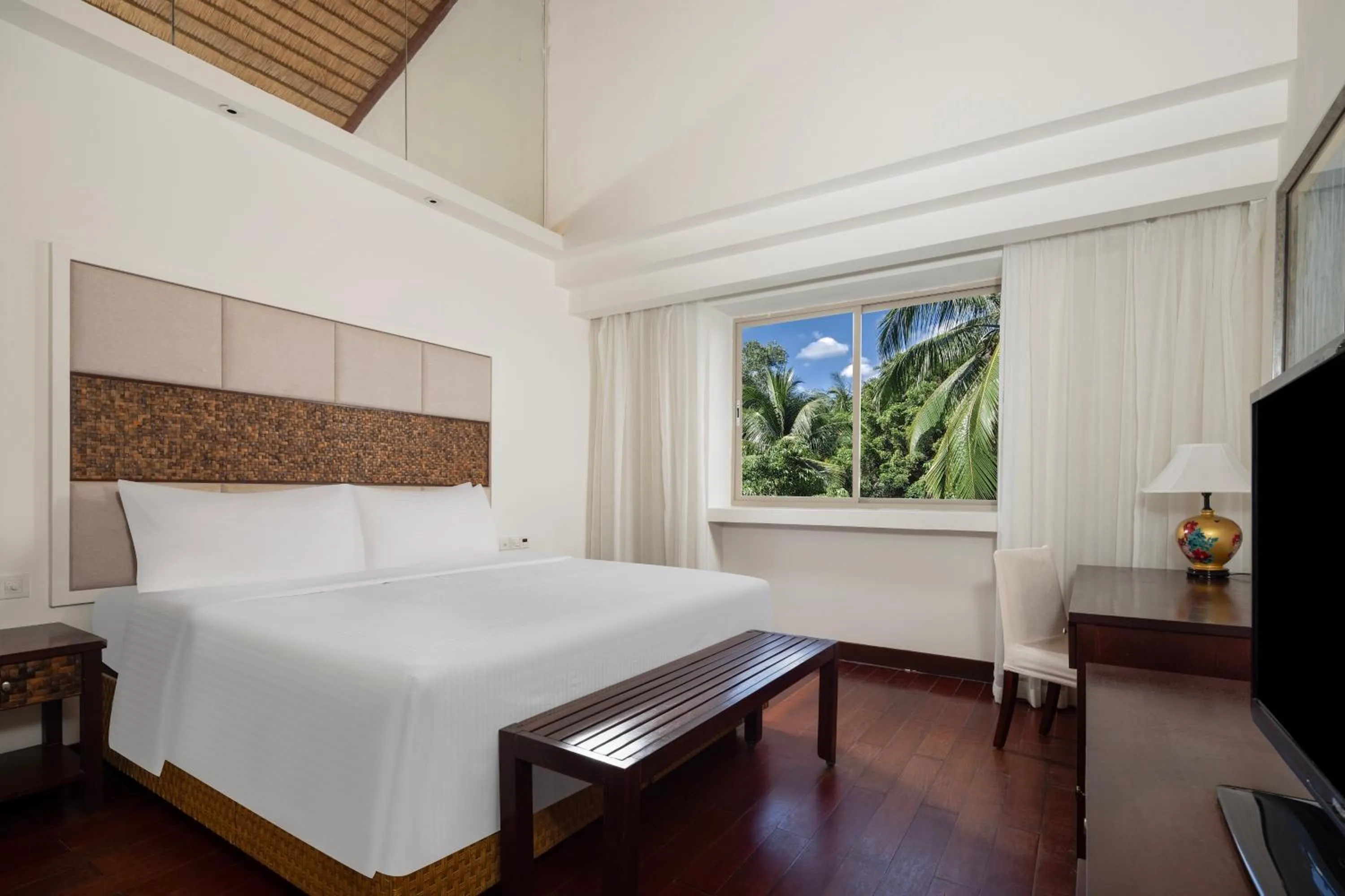 Bedroom, Bed in Grand Mercure Sanya Yalong Bay