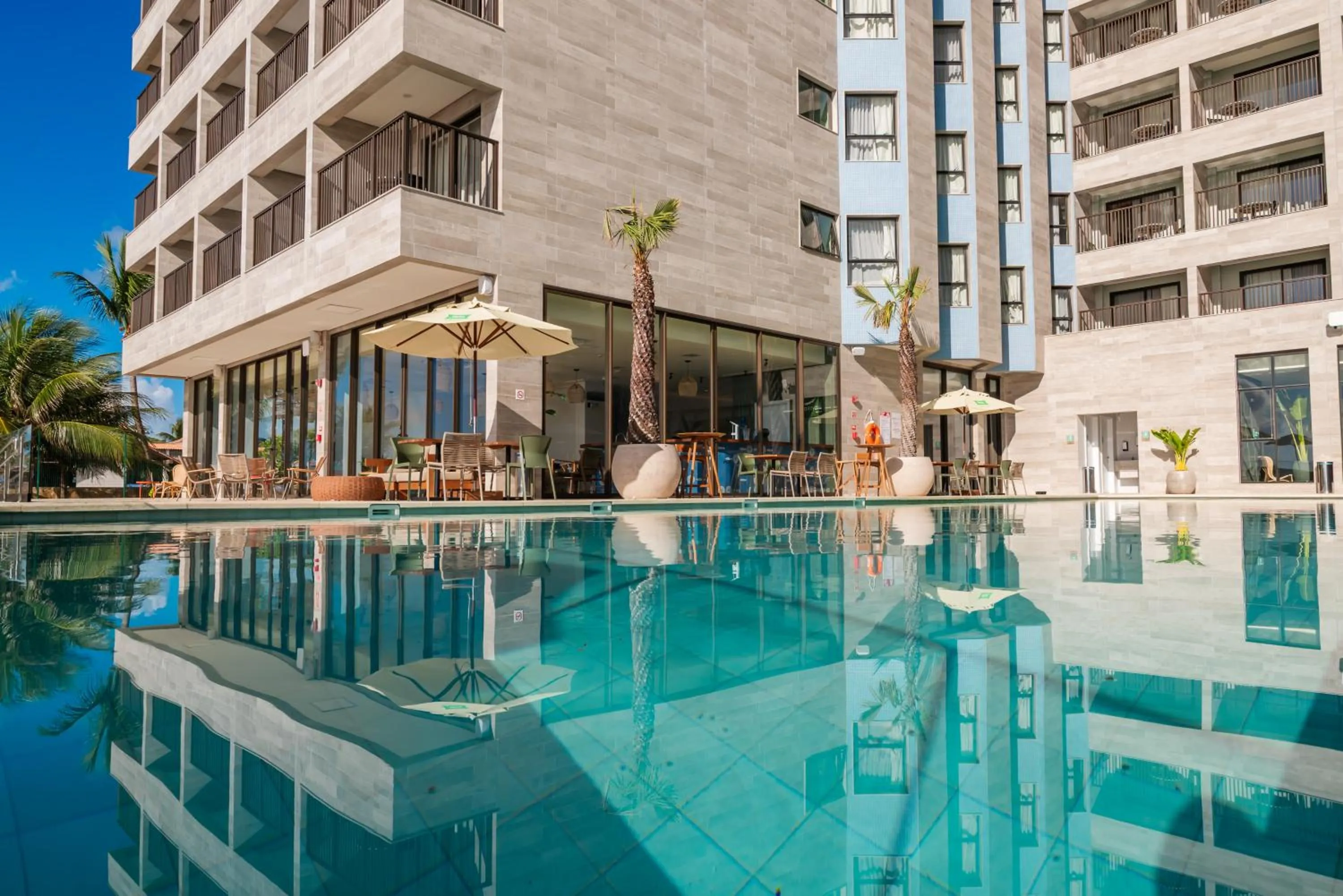 Swimming pool in Ibis Styles Maragogi - O primeiro Ibis Styles pé na areia do Brasil