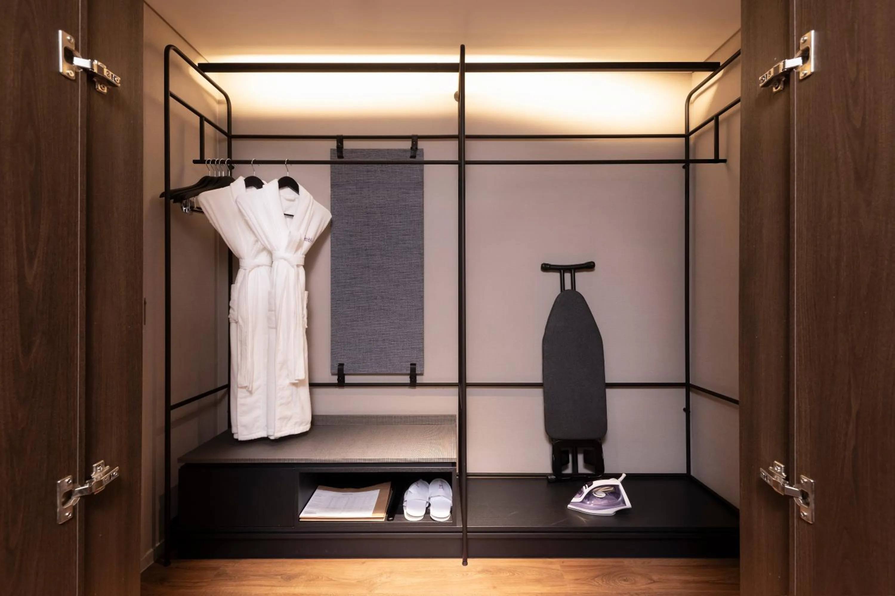 flat iron in Mercure Ambassador Seoul Magok