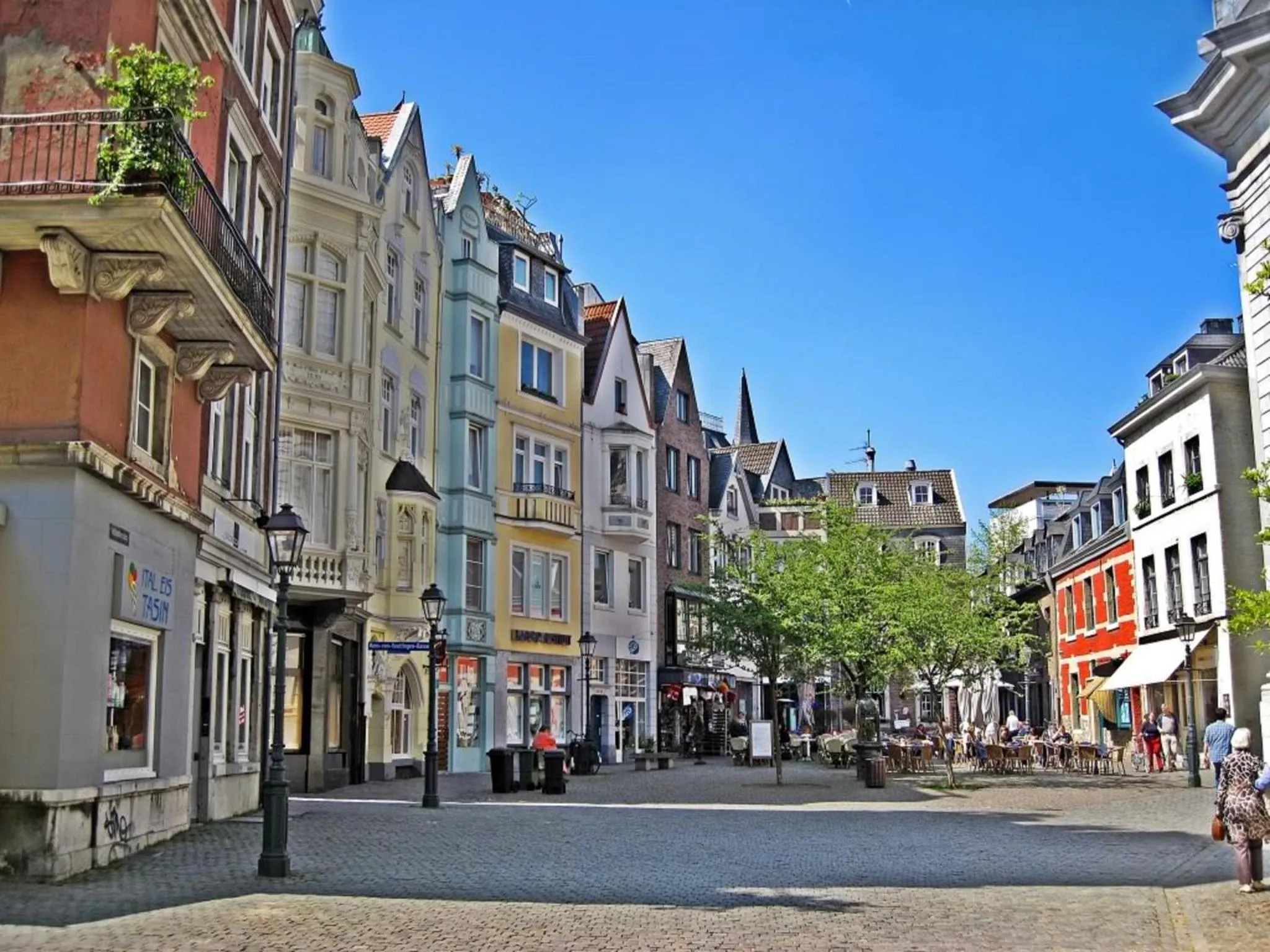 Restaurant/places to eat in Hotel Platinium