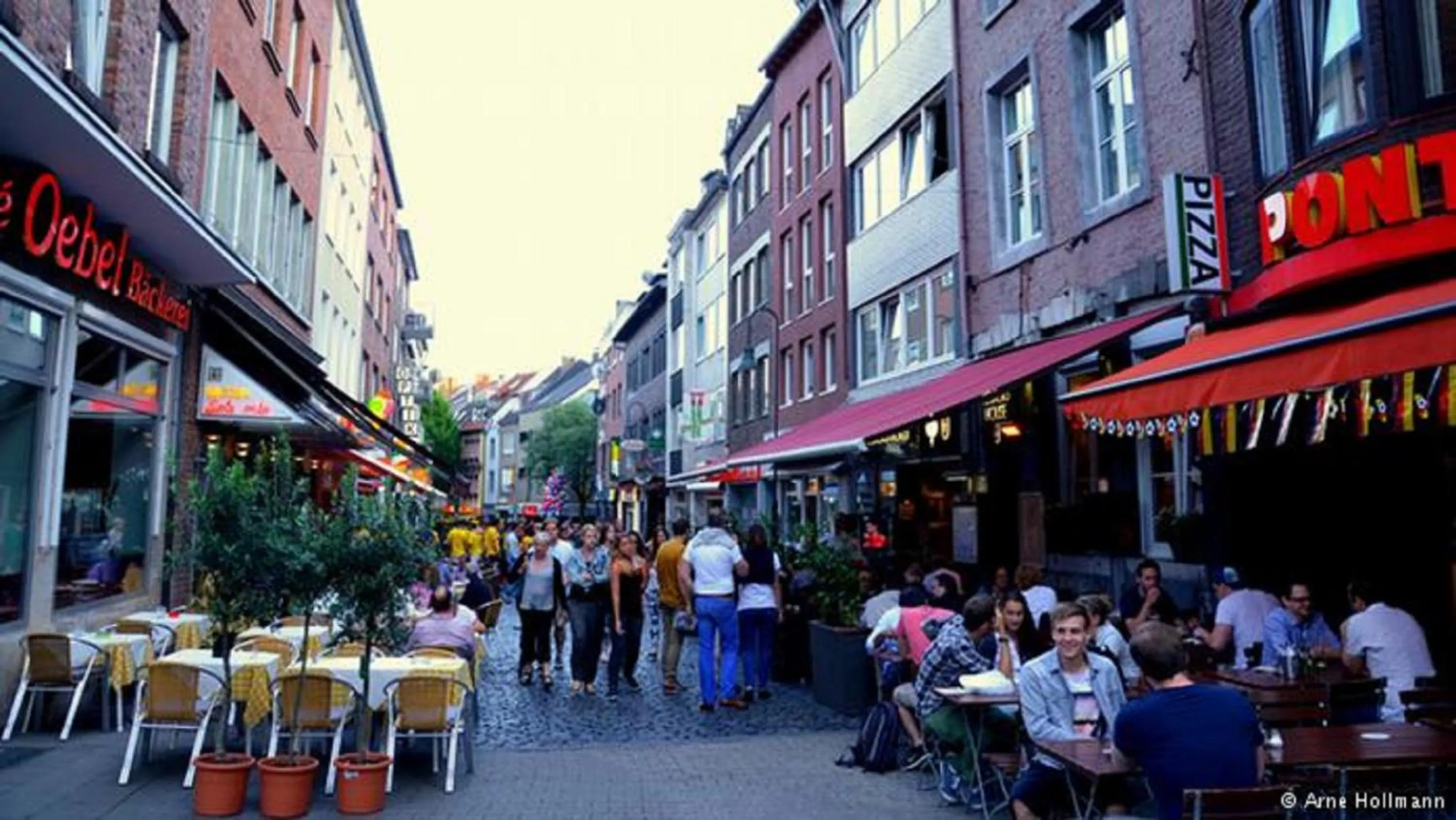 Restaurant/places to eat in Hotel Platinium