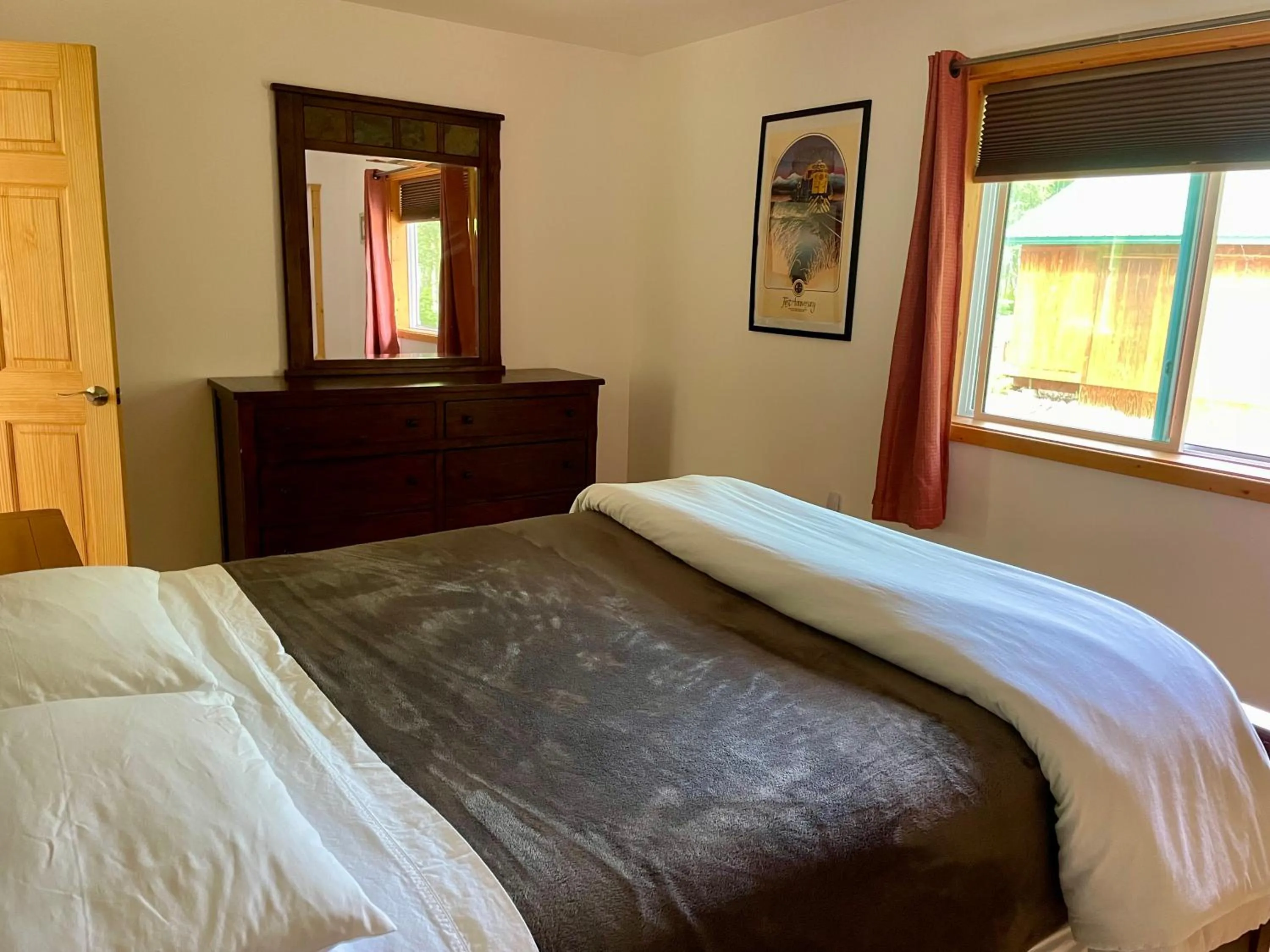 Bedroom, Bed in Talkeetna Wilderness Lodge & Cabin Rentals