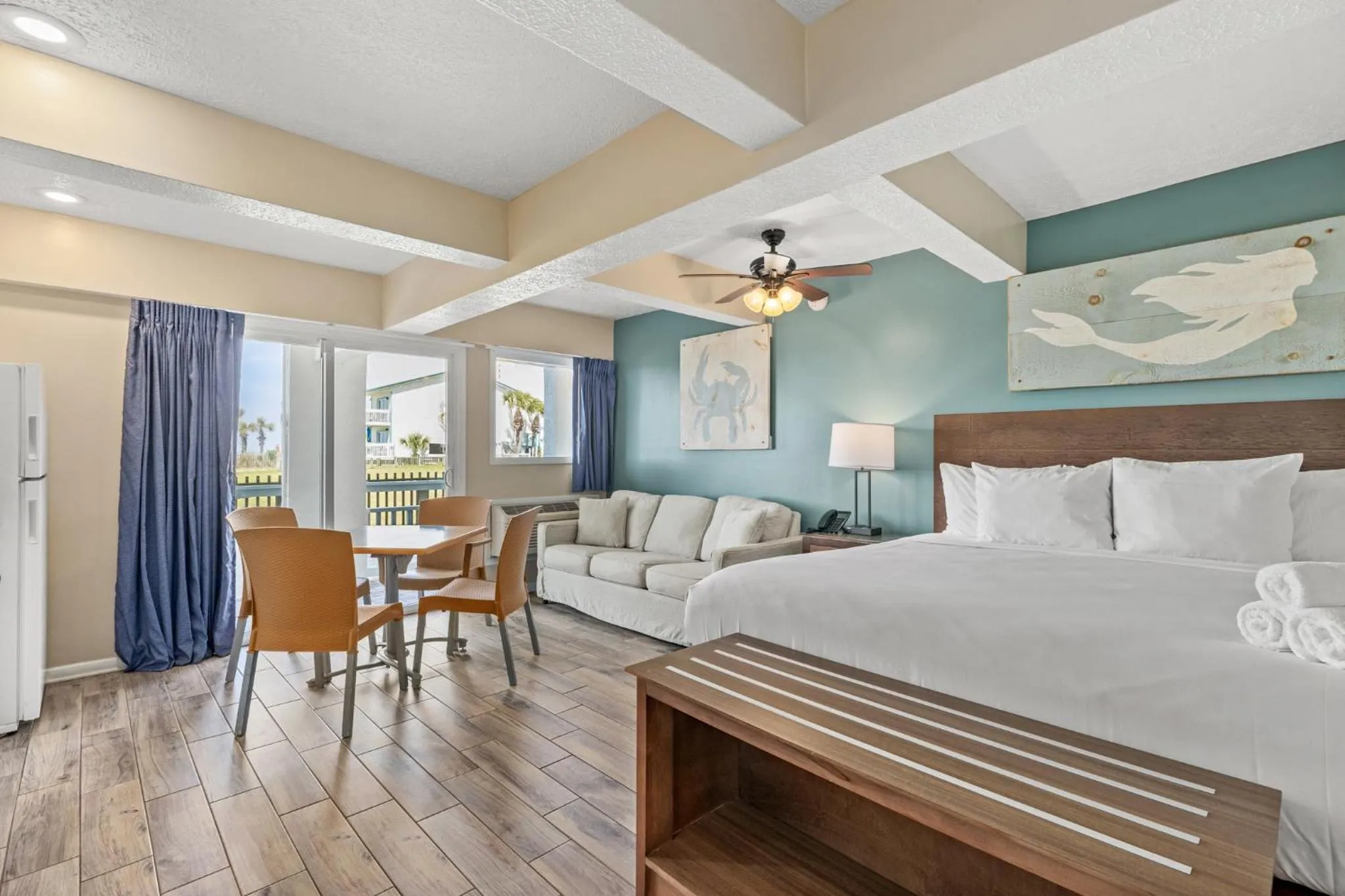 Bed in Sandpiper Beacon Beach Resort