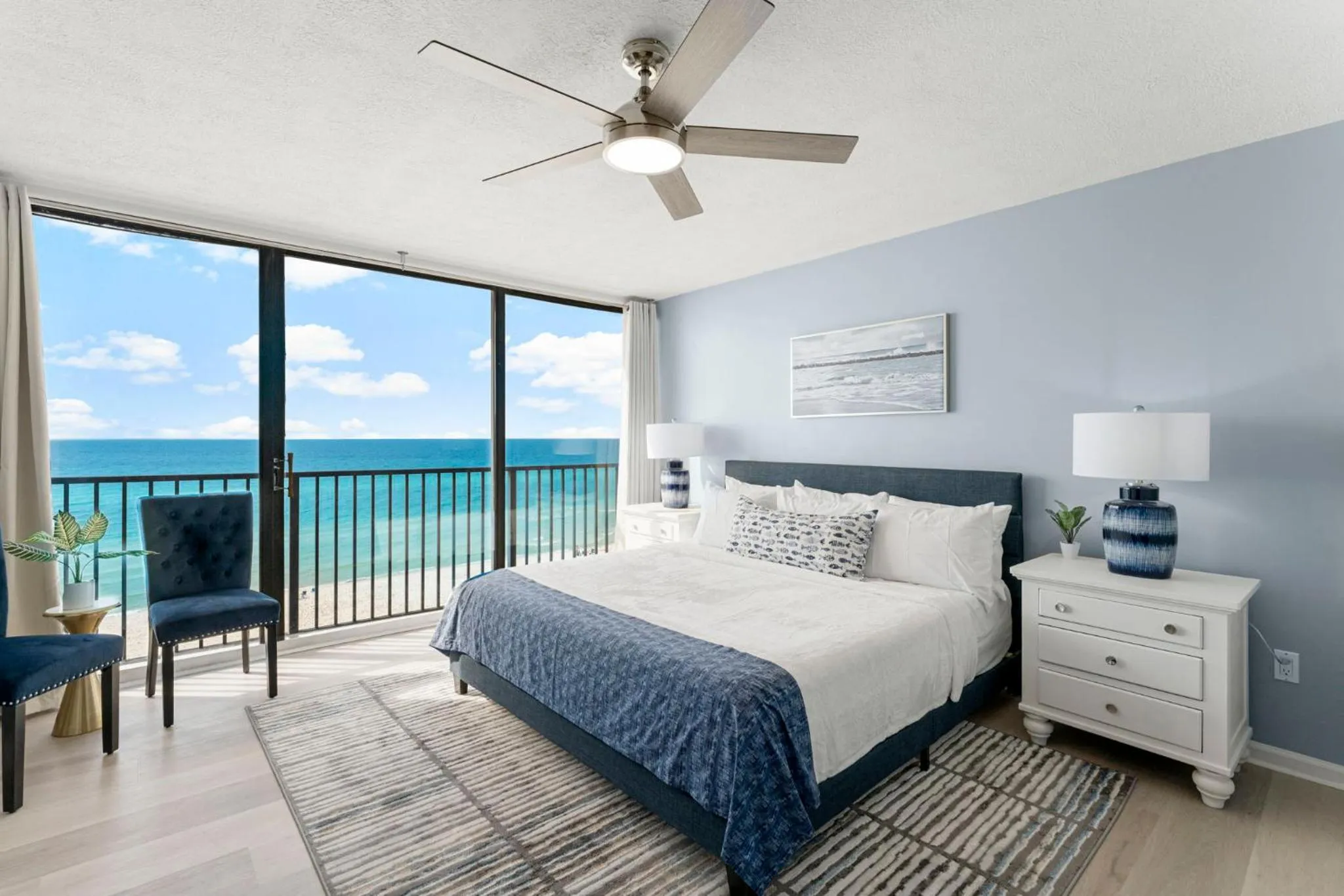 Bed in Sandpiper Beacon Beach Resort