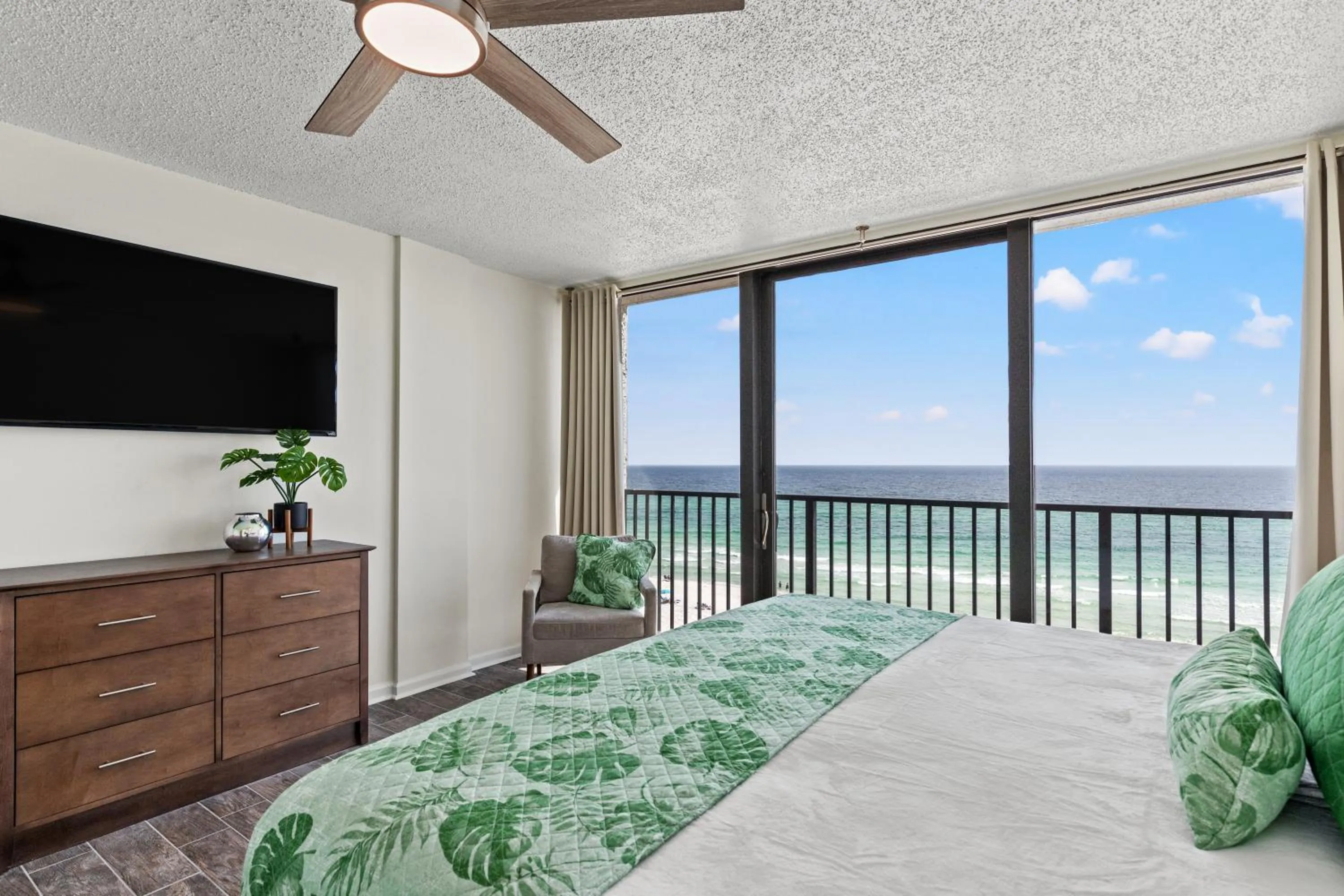 Bed in Sandpiper Beacon Beach Resort