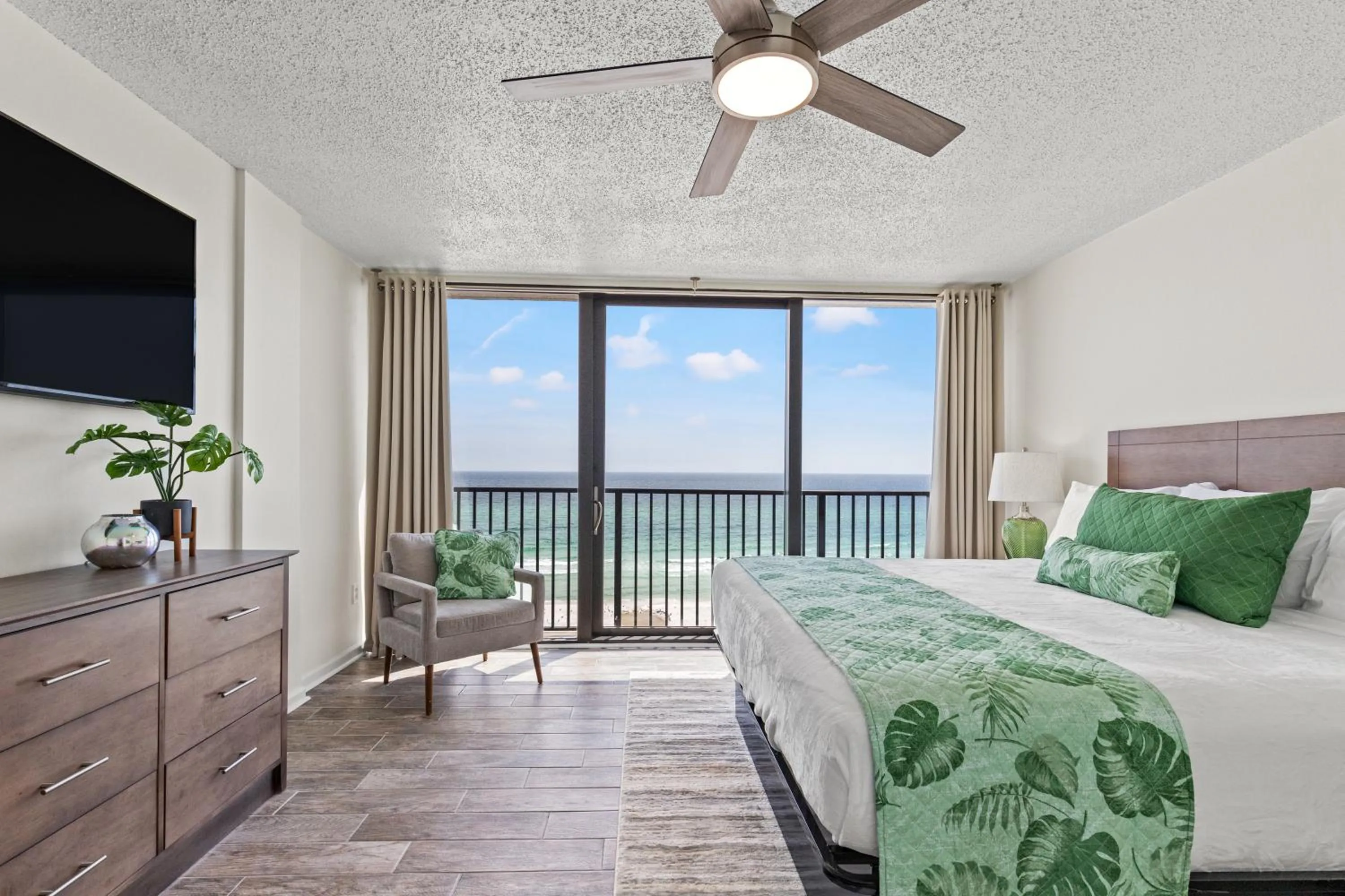 Bed in Sandpiper Beacon Beach Resort