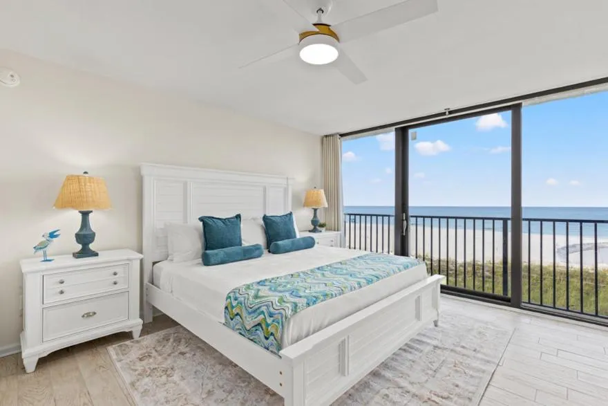 Bed in Sandpiper Beacon Beach Resort