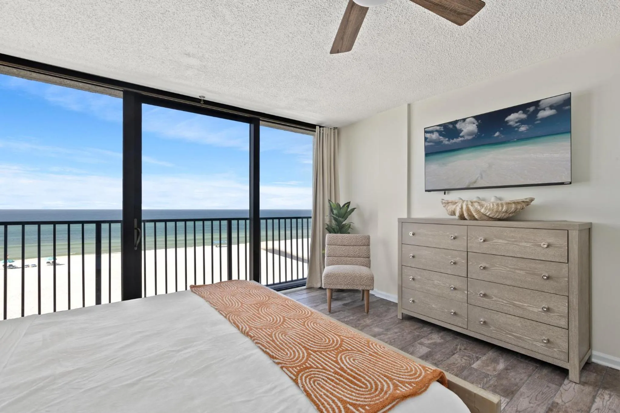 Bed in Sandpiper Beacon Beach Resort