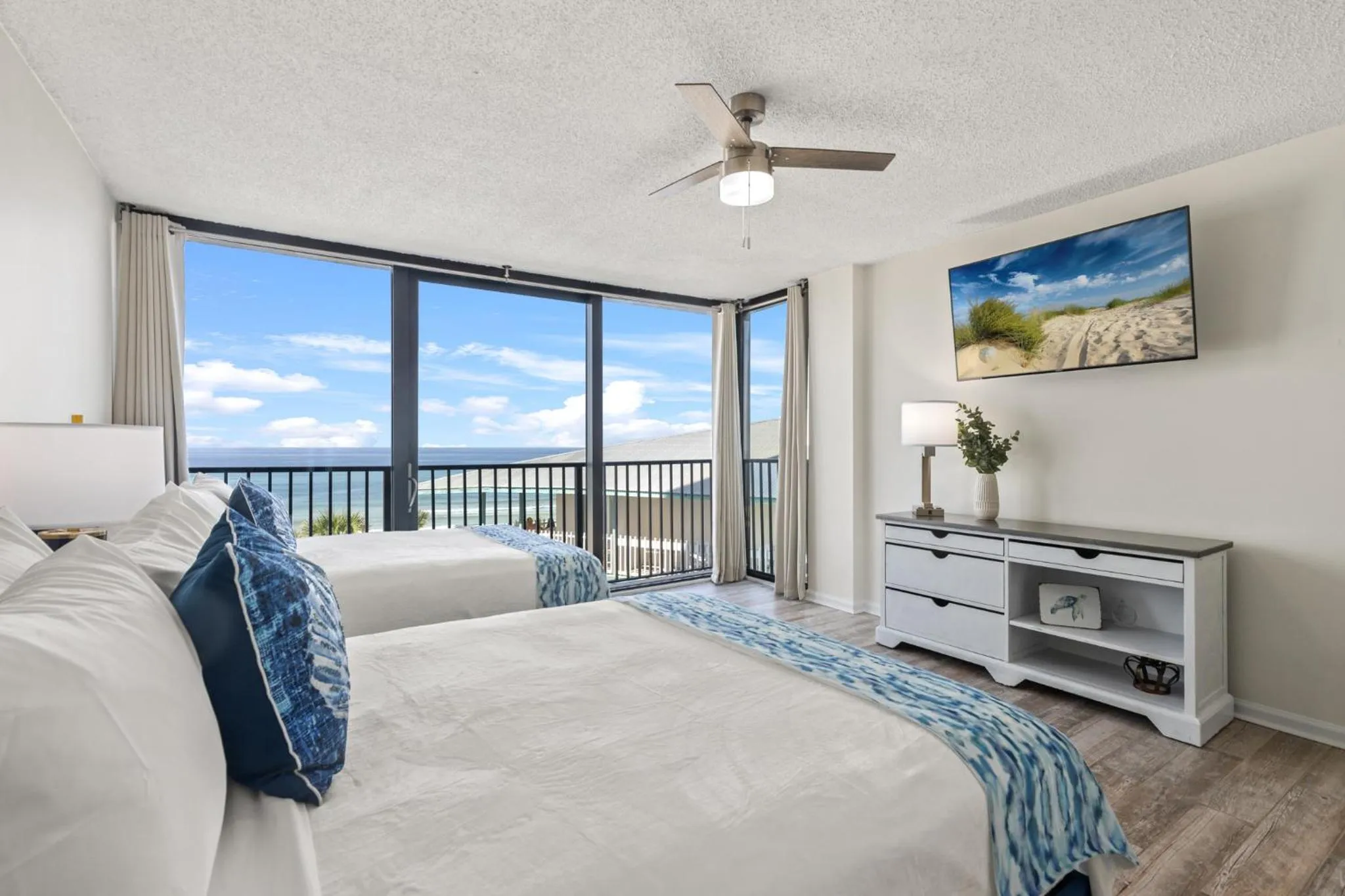 Bed in Sandpiper Beacon Beach Resort