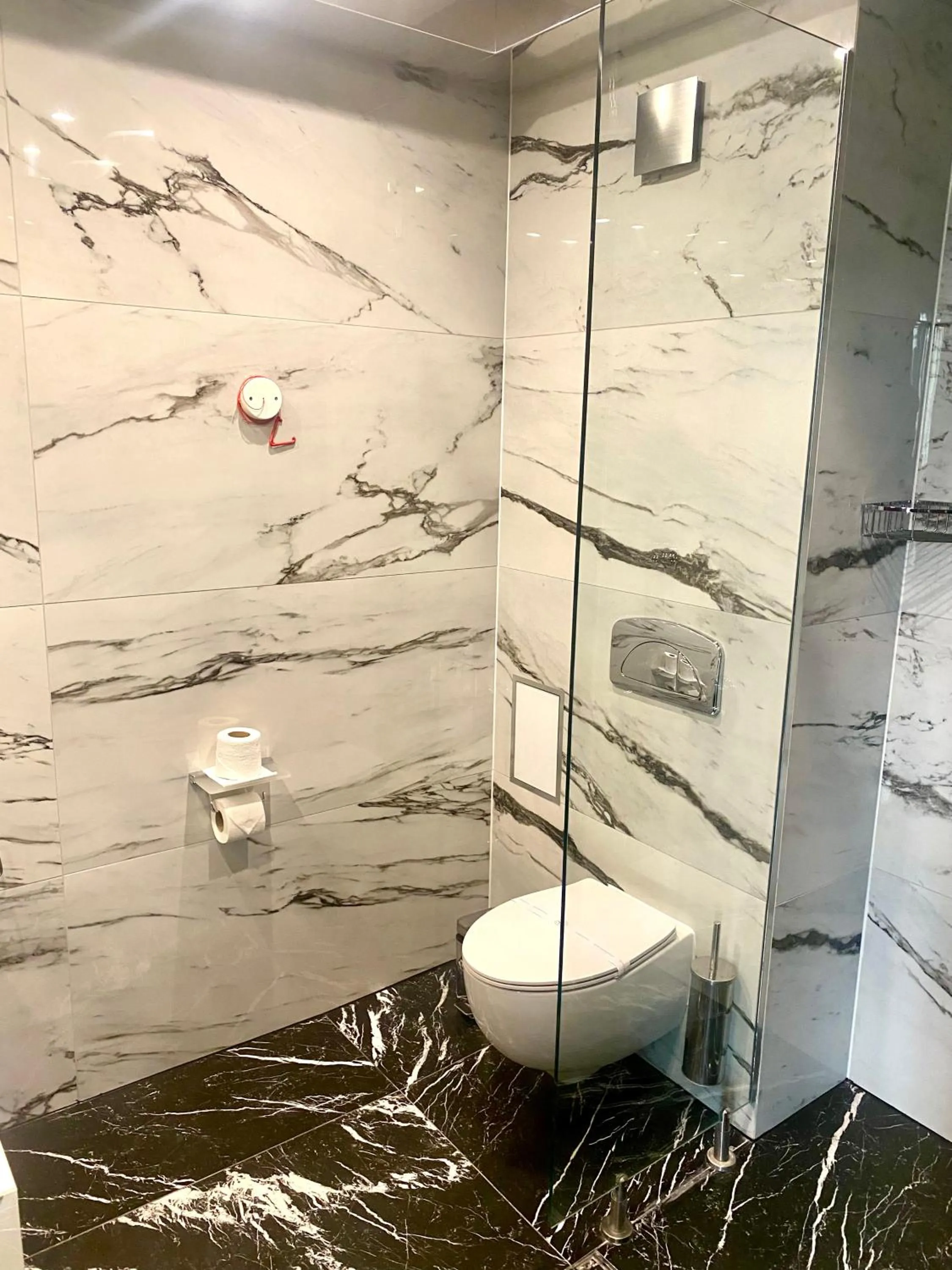 Toilet in Hotel Royal Plovdiv