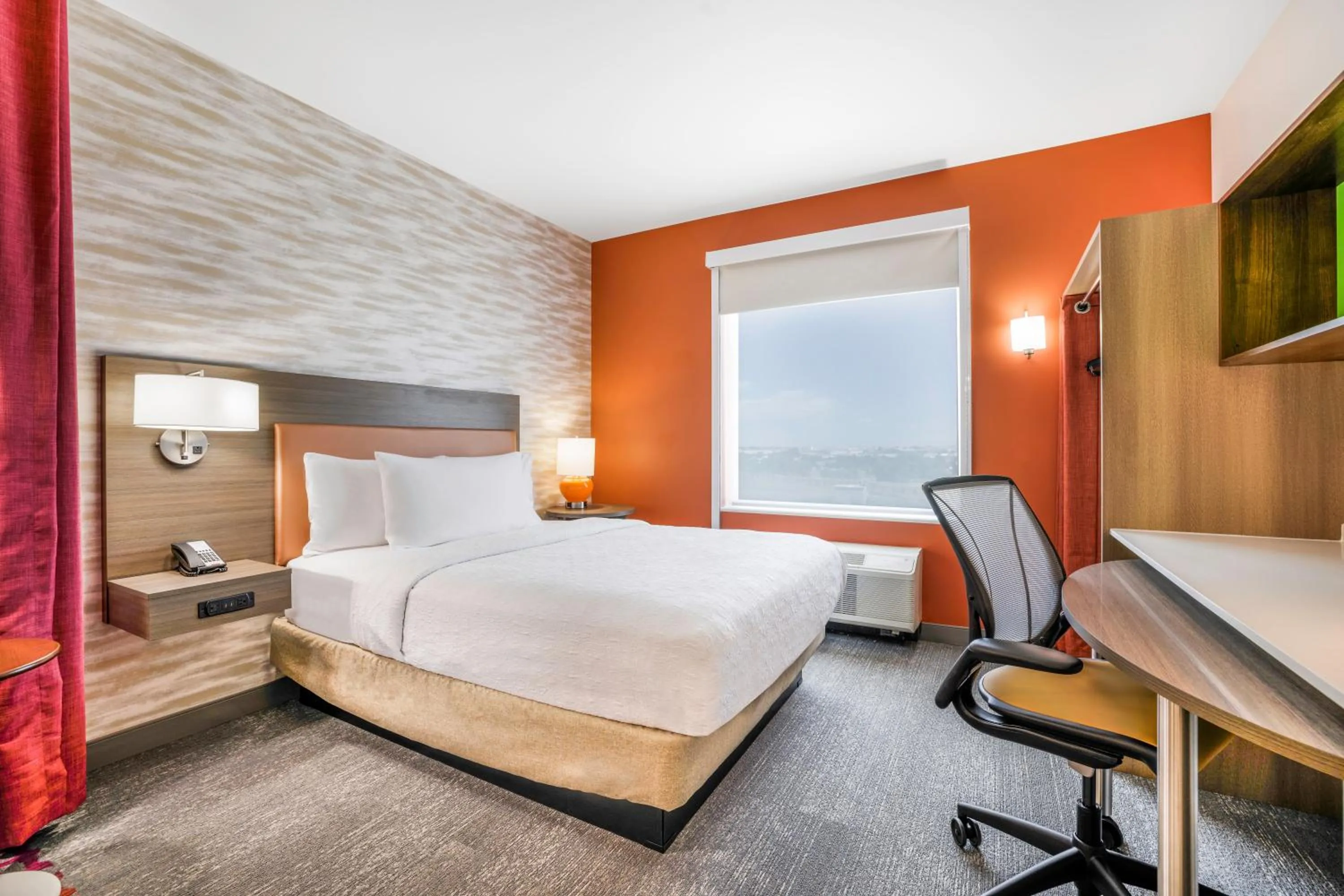 Bedroom, Bed in Home2 Suites By Hilton Madison East