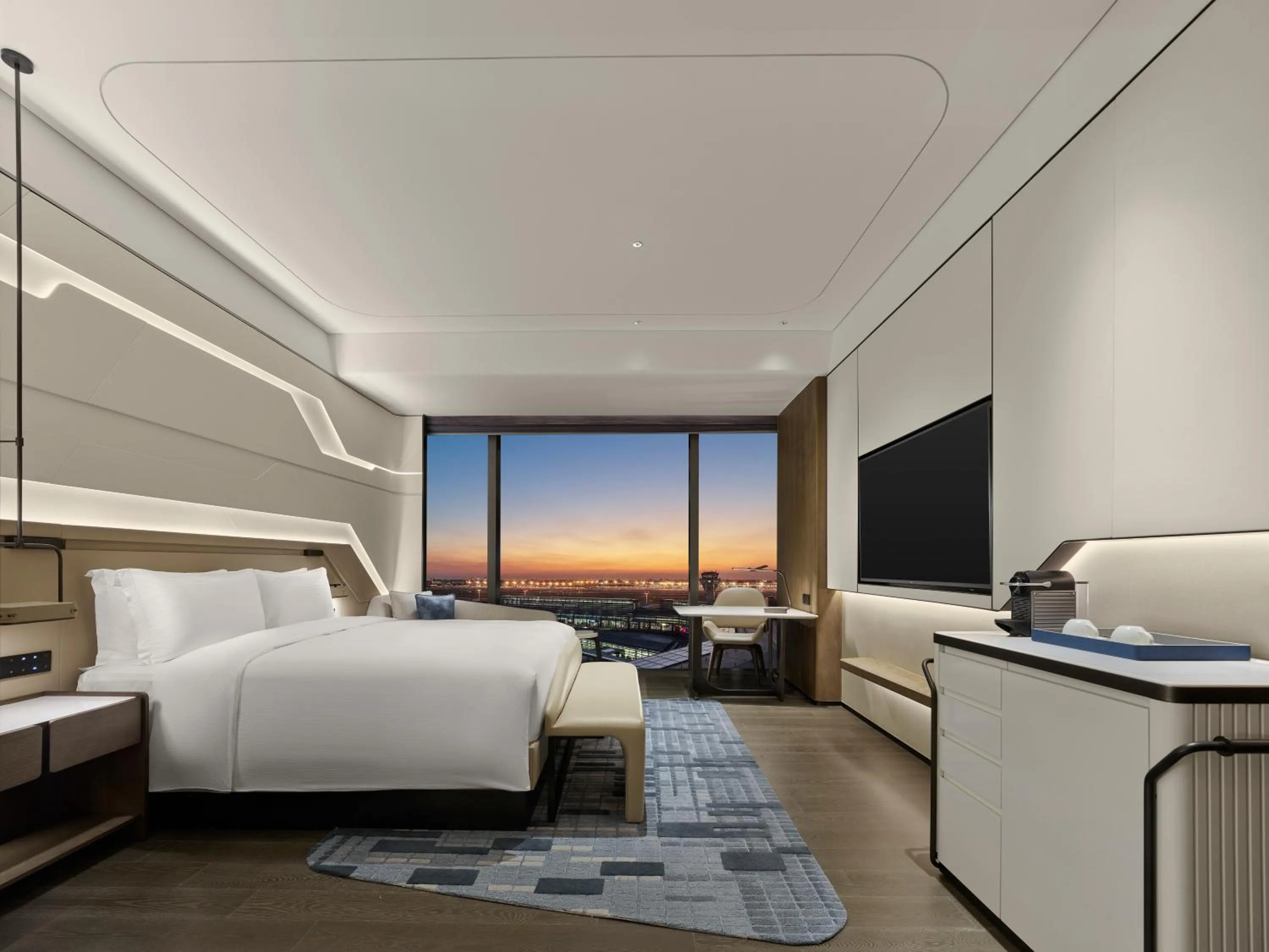 Photo of the whole room, Bed in Hilton Shanghai Hongqiao International Airport