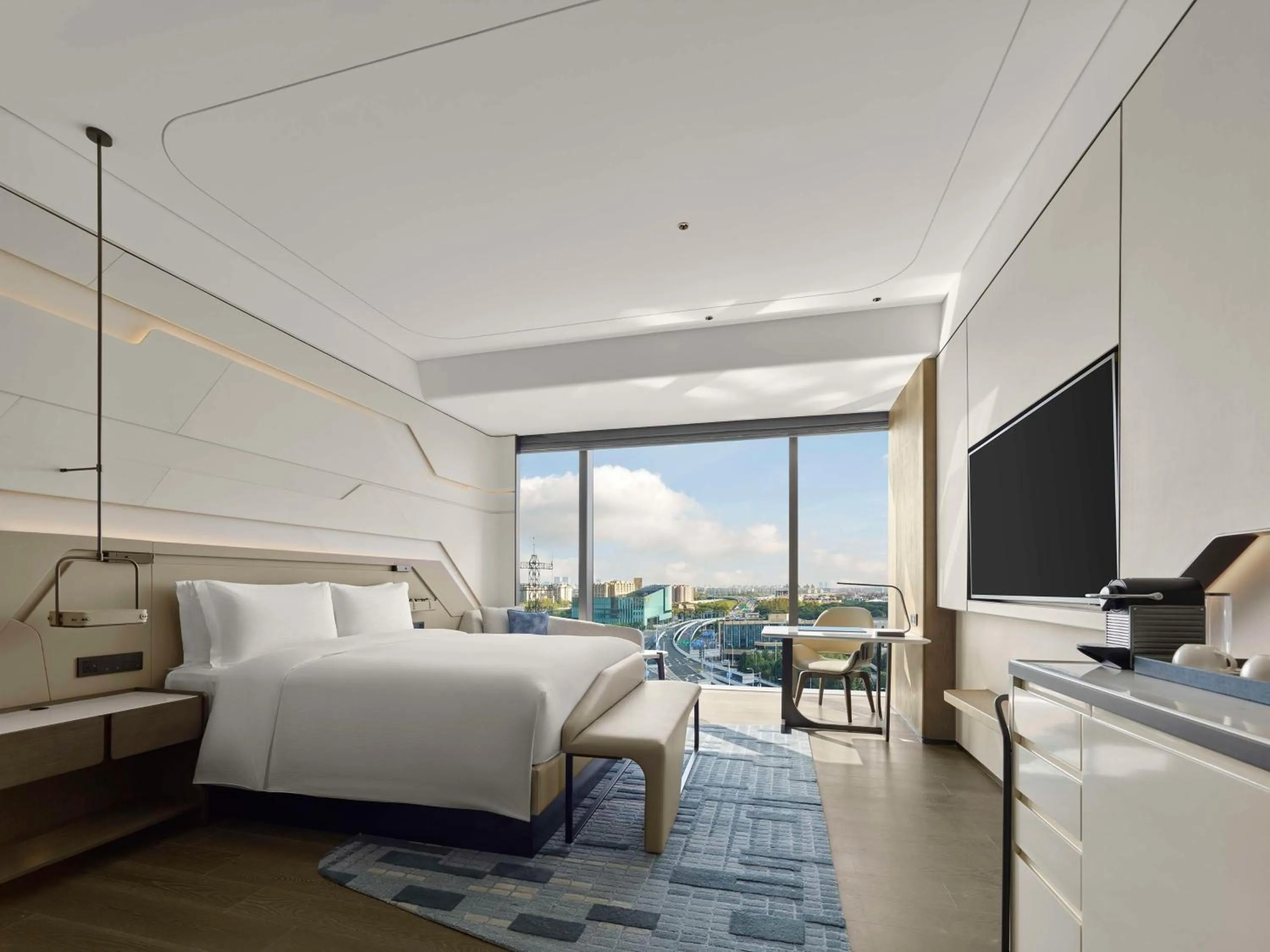 Bed in Hilton Shanghai Hongqiao International Airport