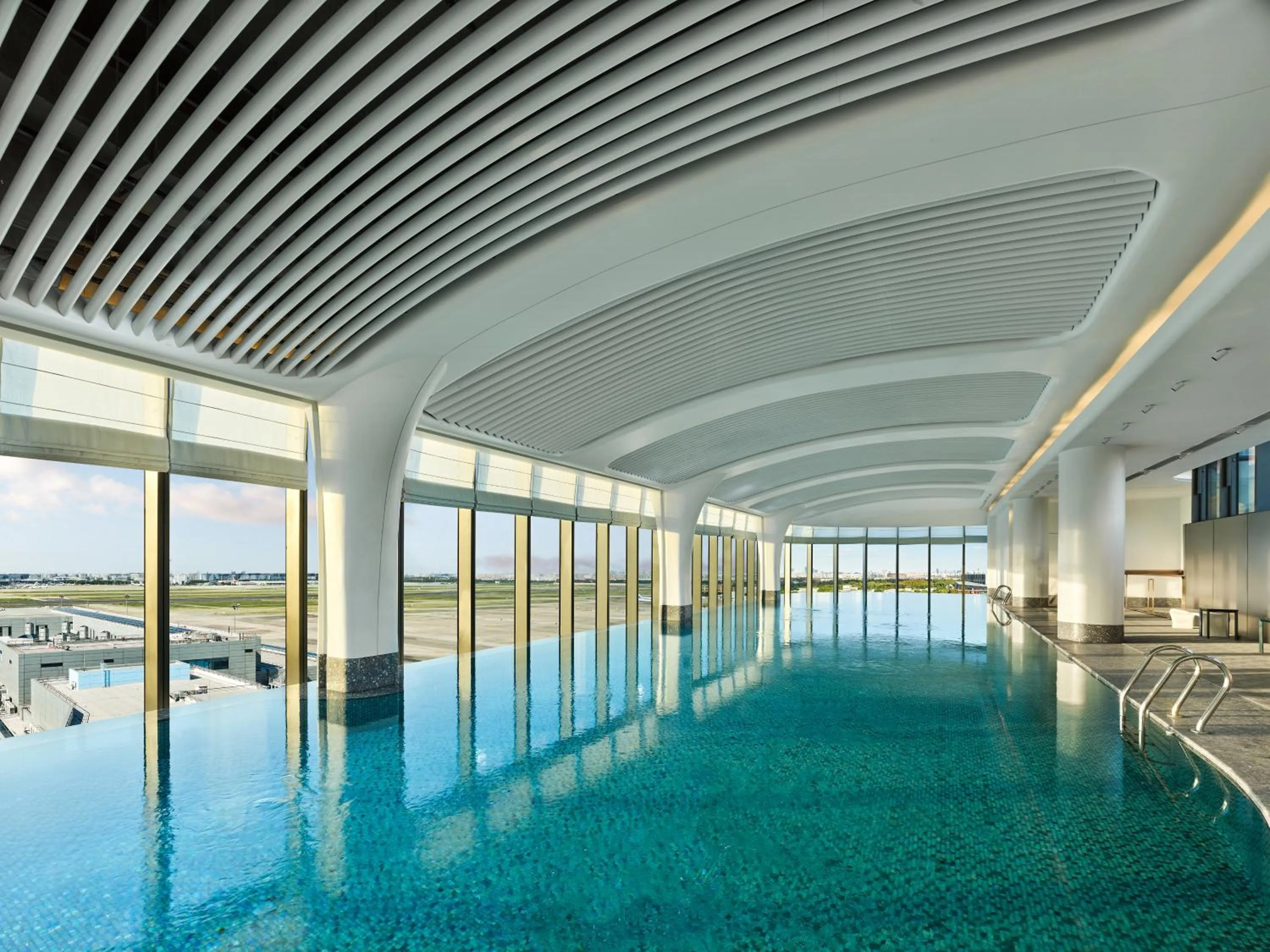 Swimming pool in Hilton Shanghai Hongqiao International Airport