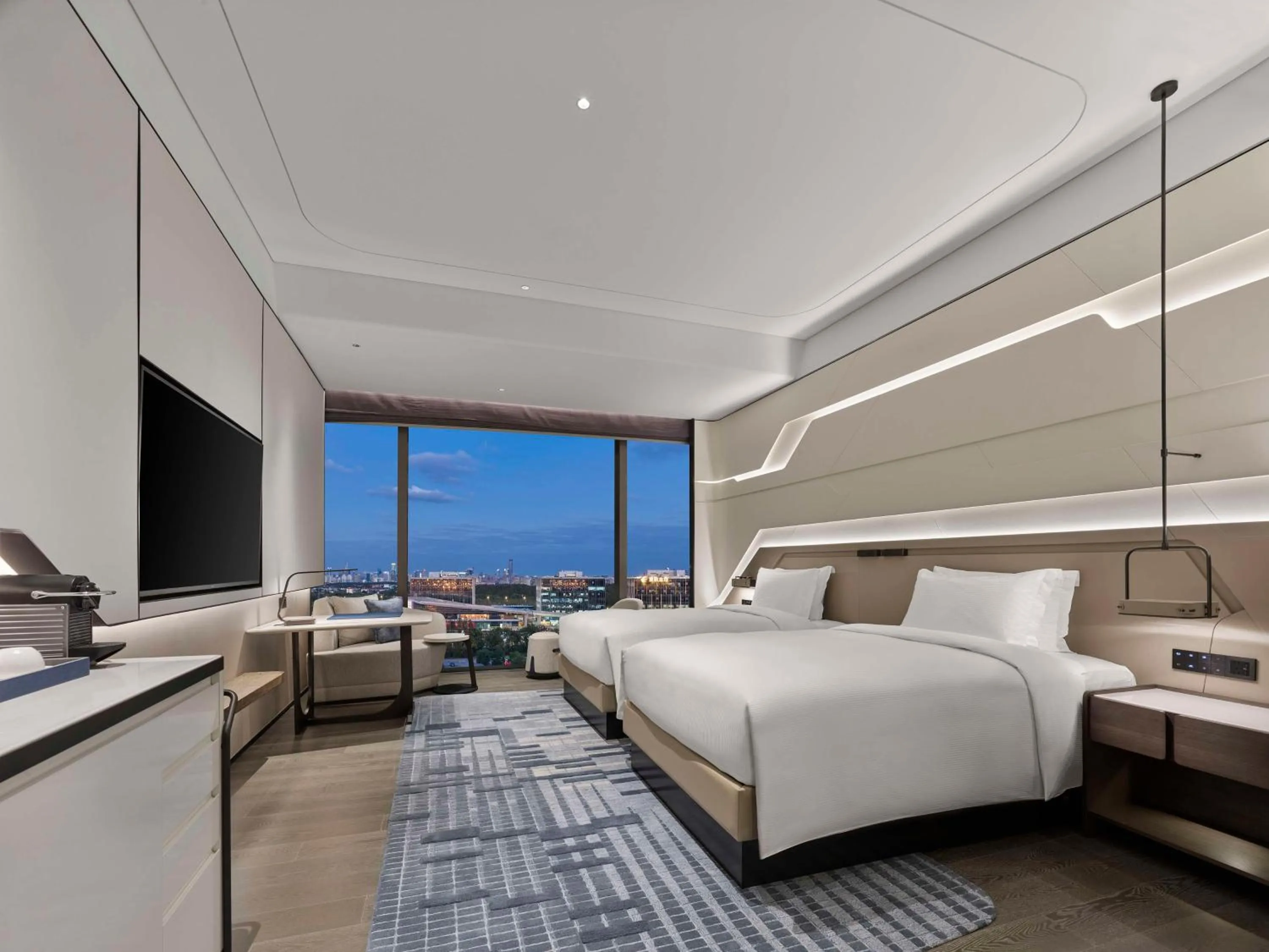 Bed in Hilton Shanghai Hongqiao International Airport