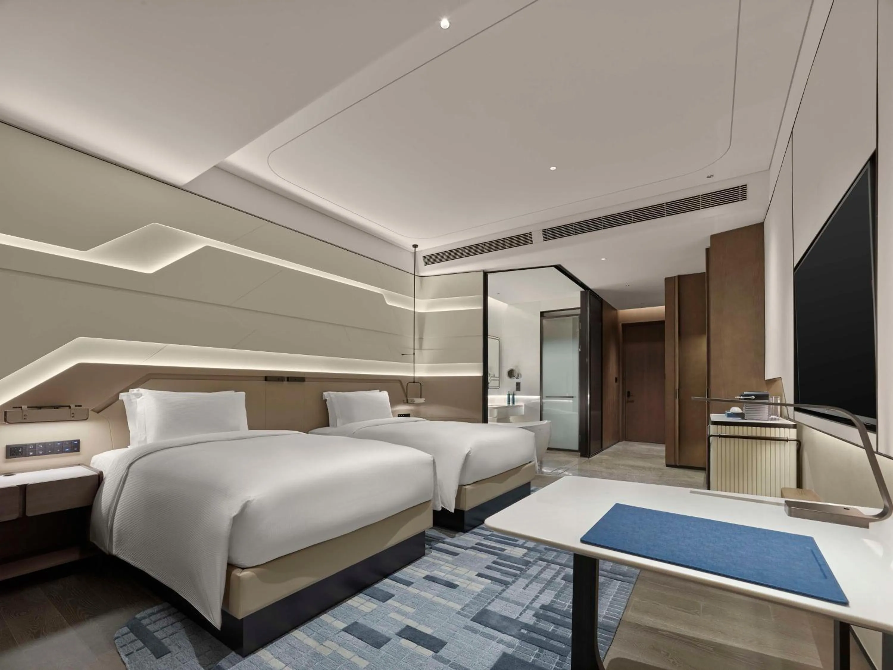 Bed in Hilton Shanghai Hongqiao International Airport