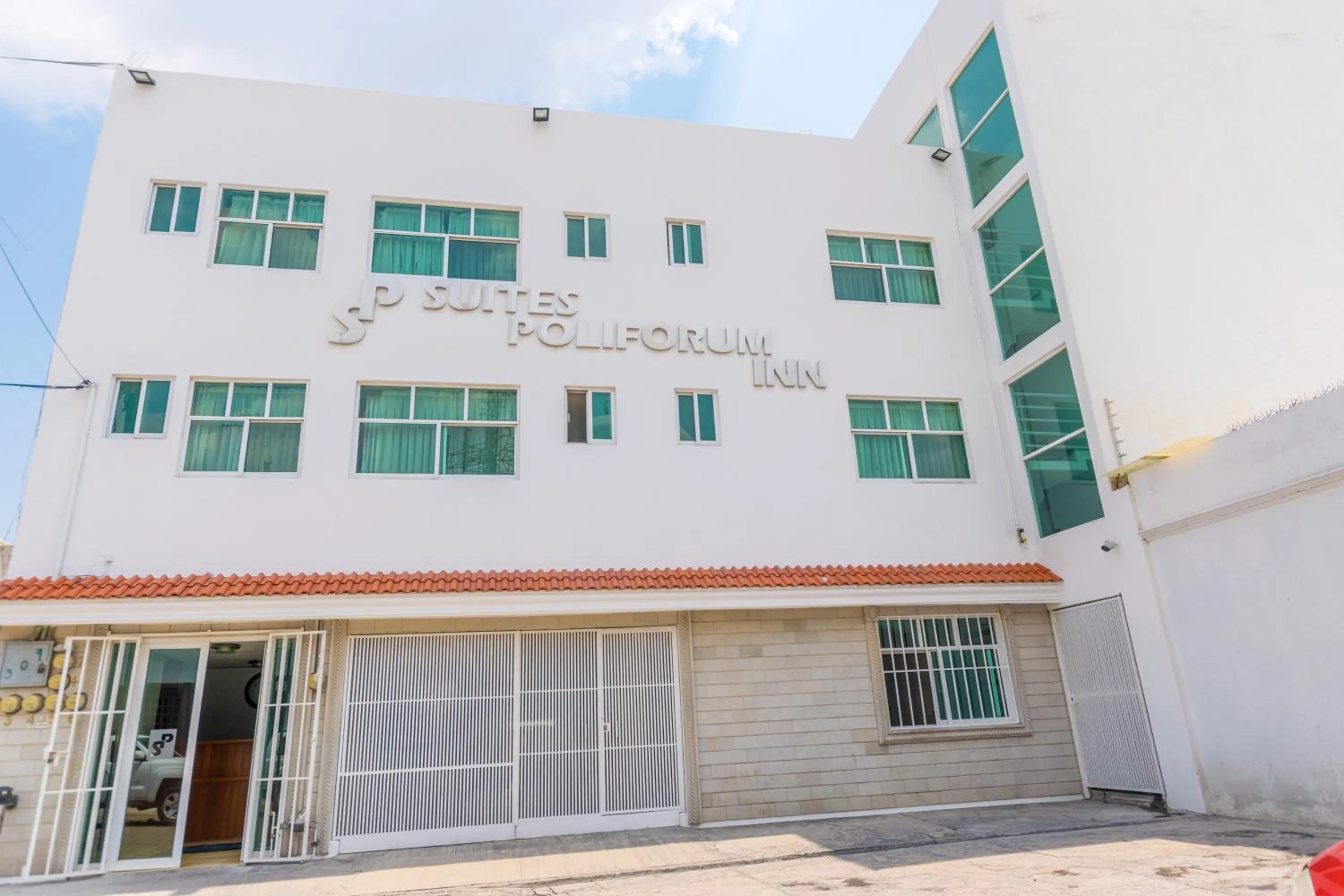 Property building in Suites Poliforum Inn