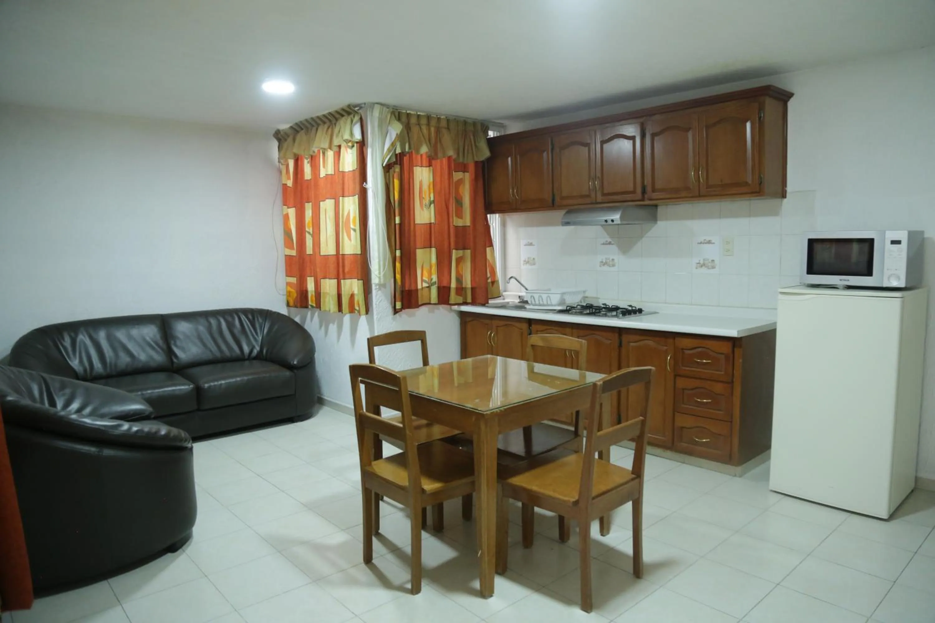 Dining area in Suites Poliforum Inn
