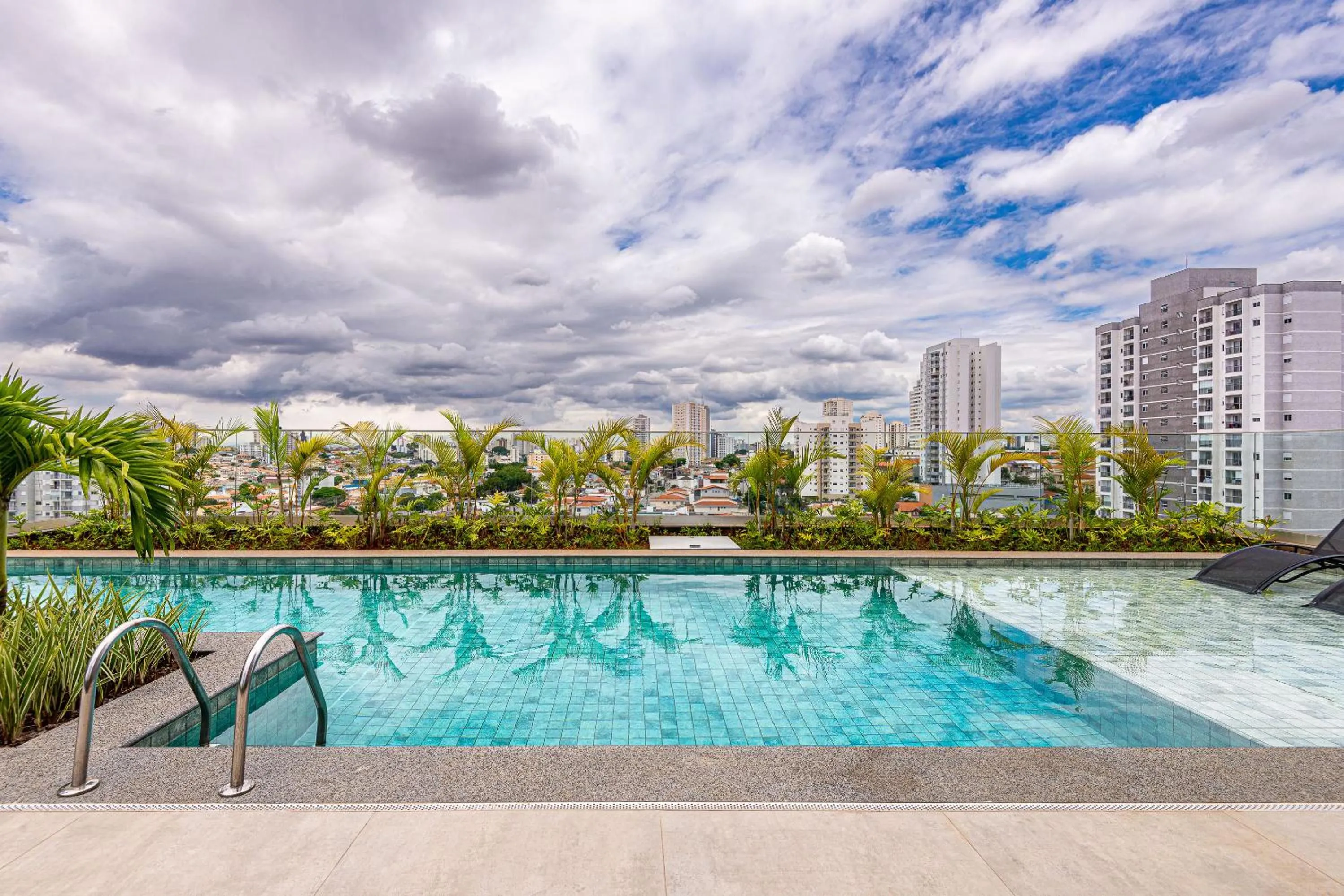 Swimming pool in Roomo Transamerica SP Alto do Ipiranga