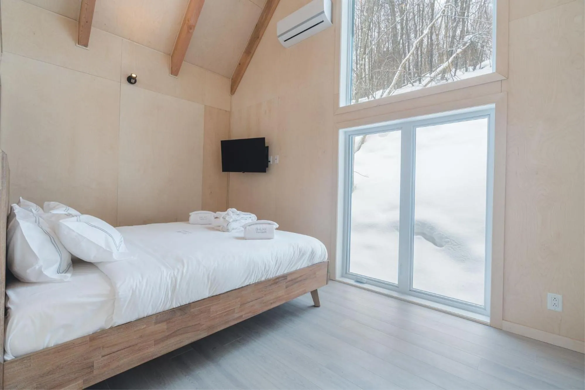 TV and multimedia, Bed in Bel Air Tremblant Hotel & Residences