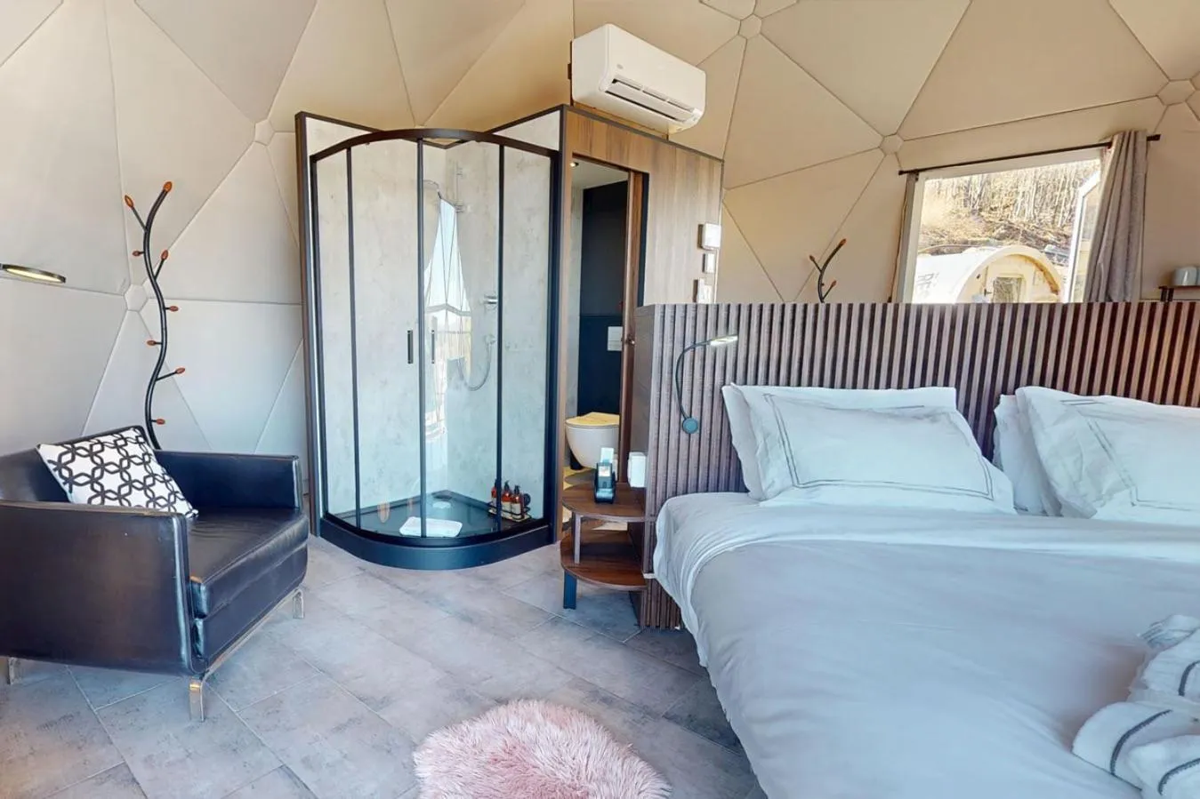 Shower, Bed in Bel Air Tremblant Hotel & Residences