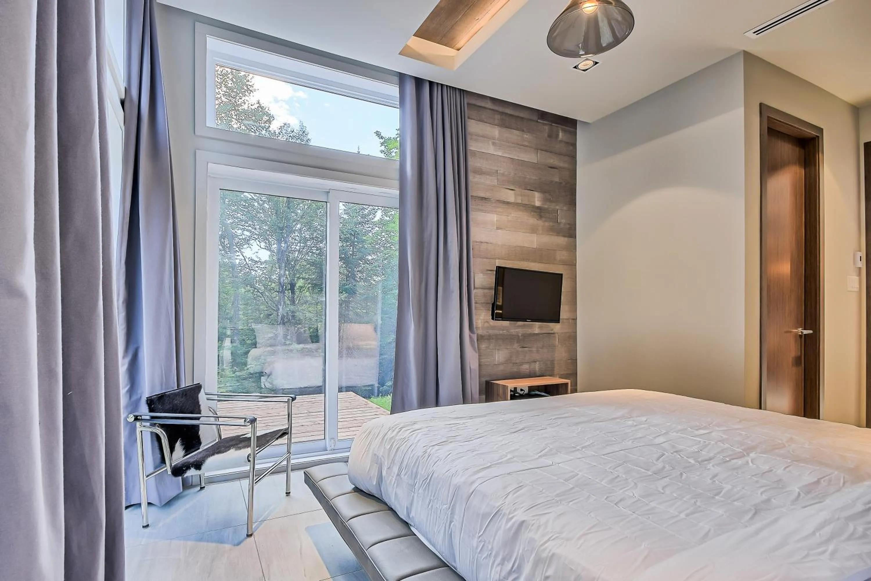 TV and multimedia, Bed in Bel Air Tremblant Hotel & Residences