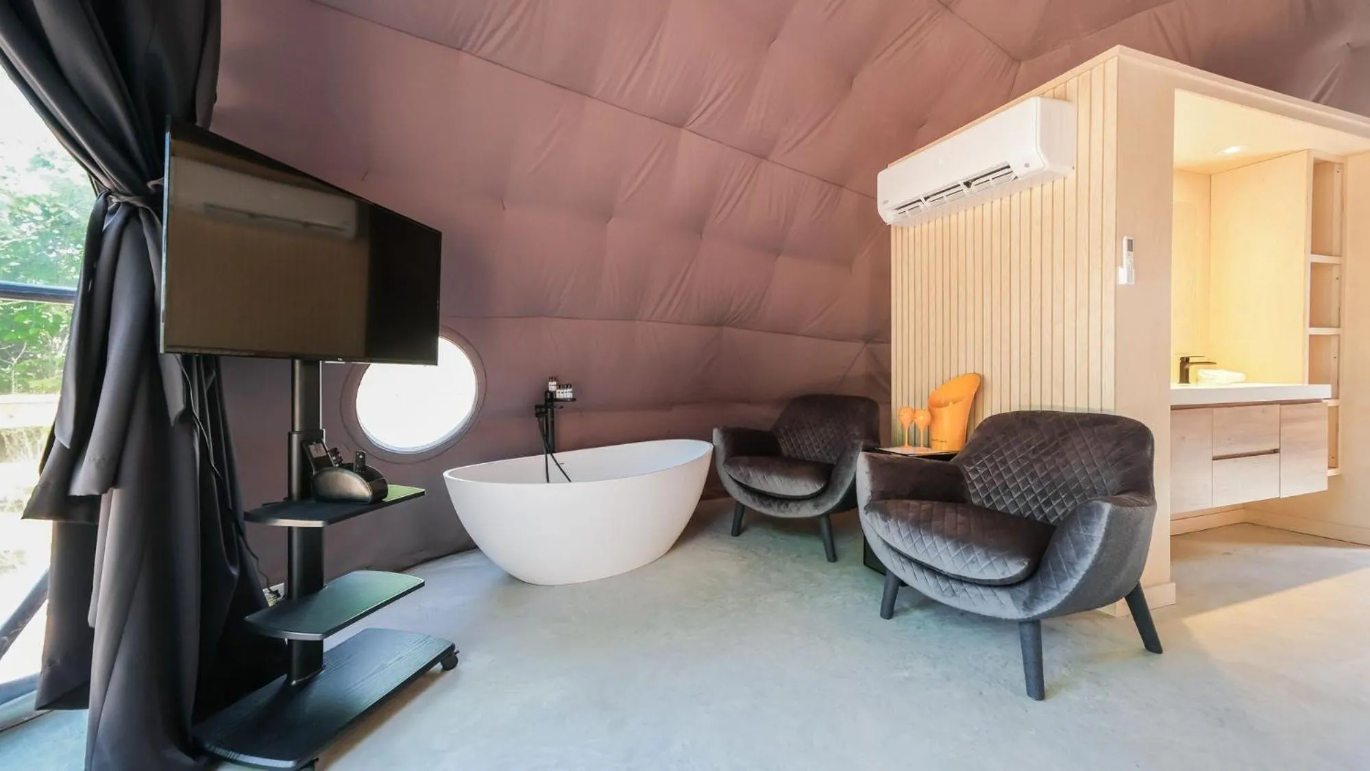 TV and multimedia in Bel Air Tremblant Hotel & Residences