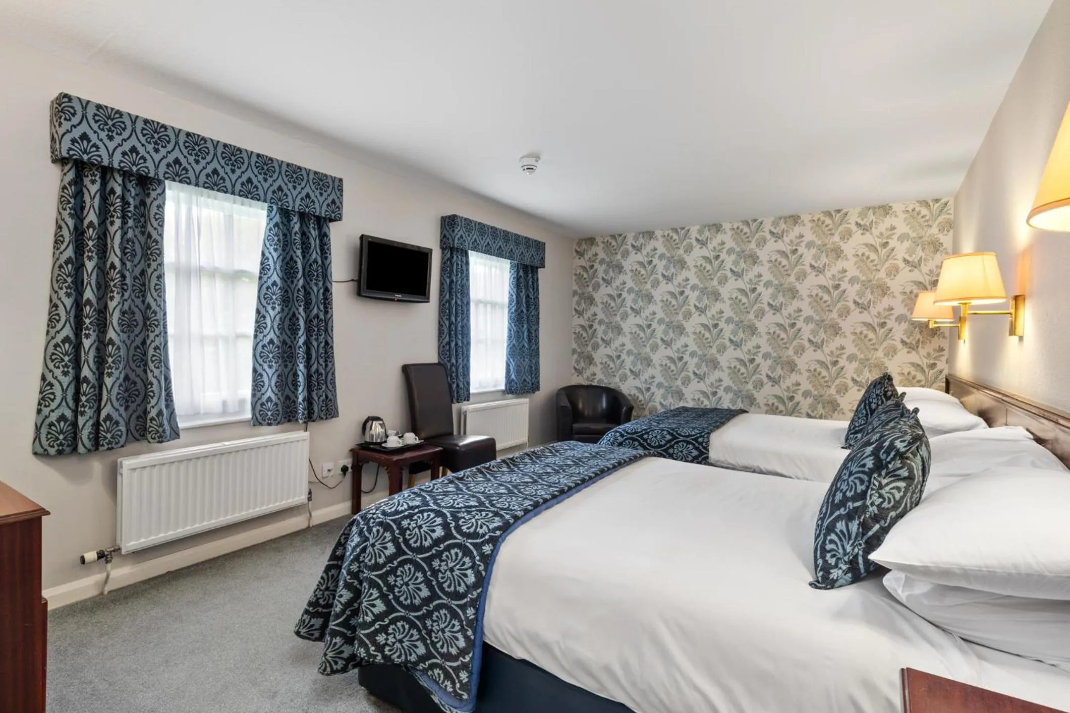 Photo of the whole room, Bed in Mariners Hotel