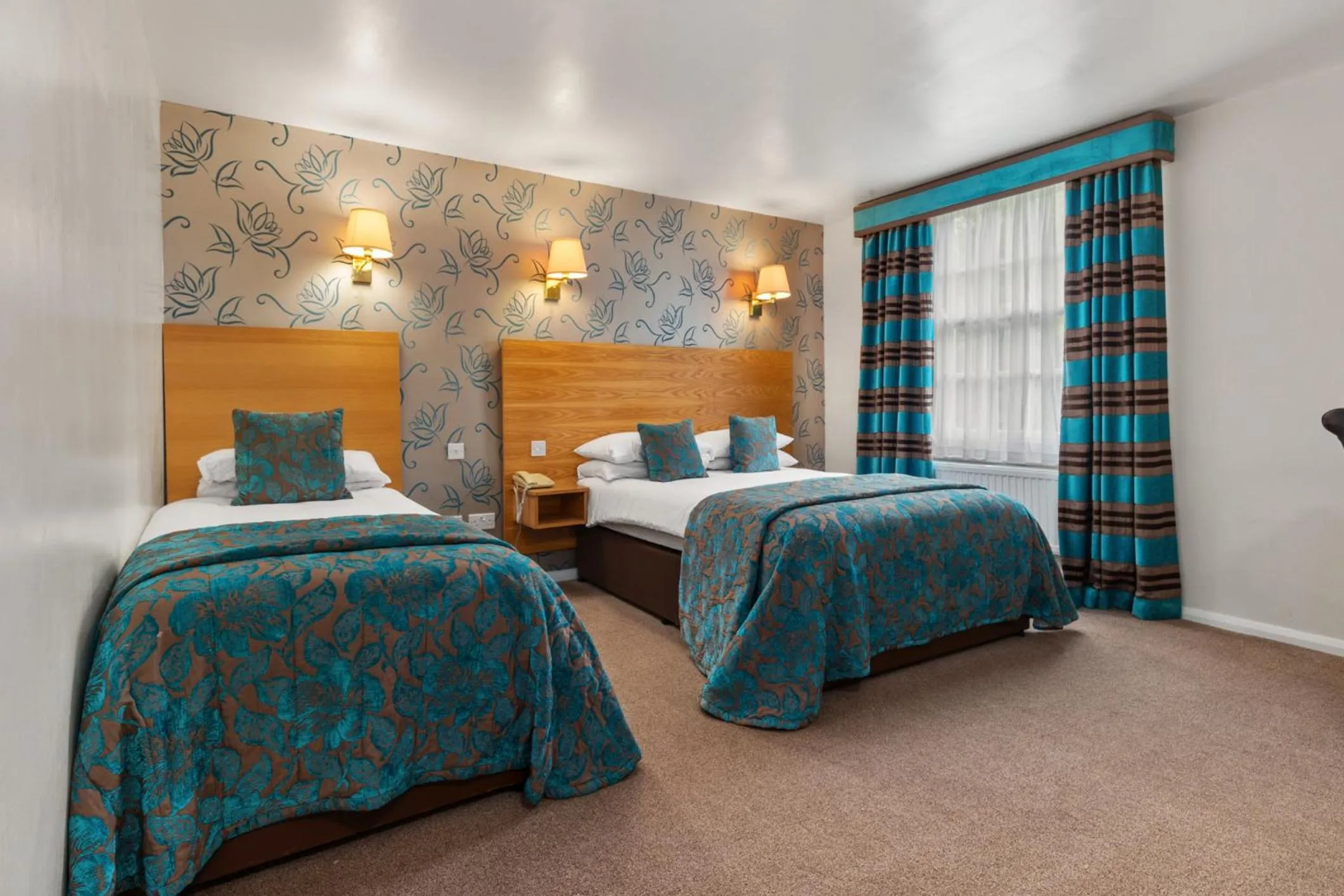 Photo of the whole room, Bed in Mariners Hotel