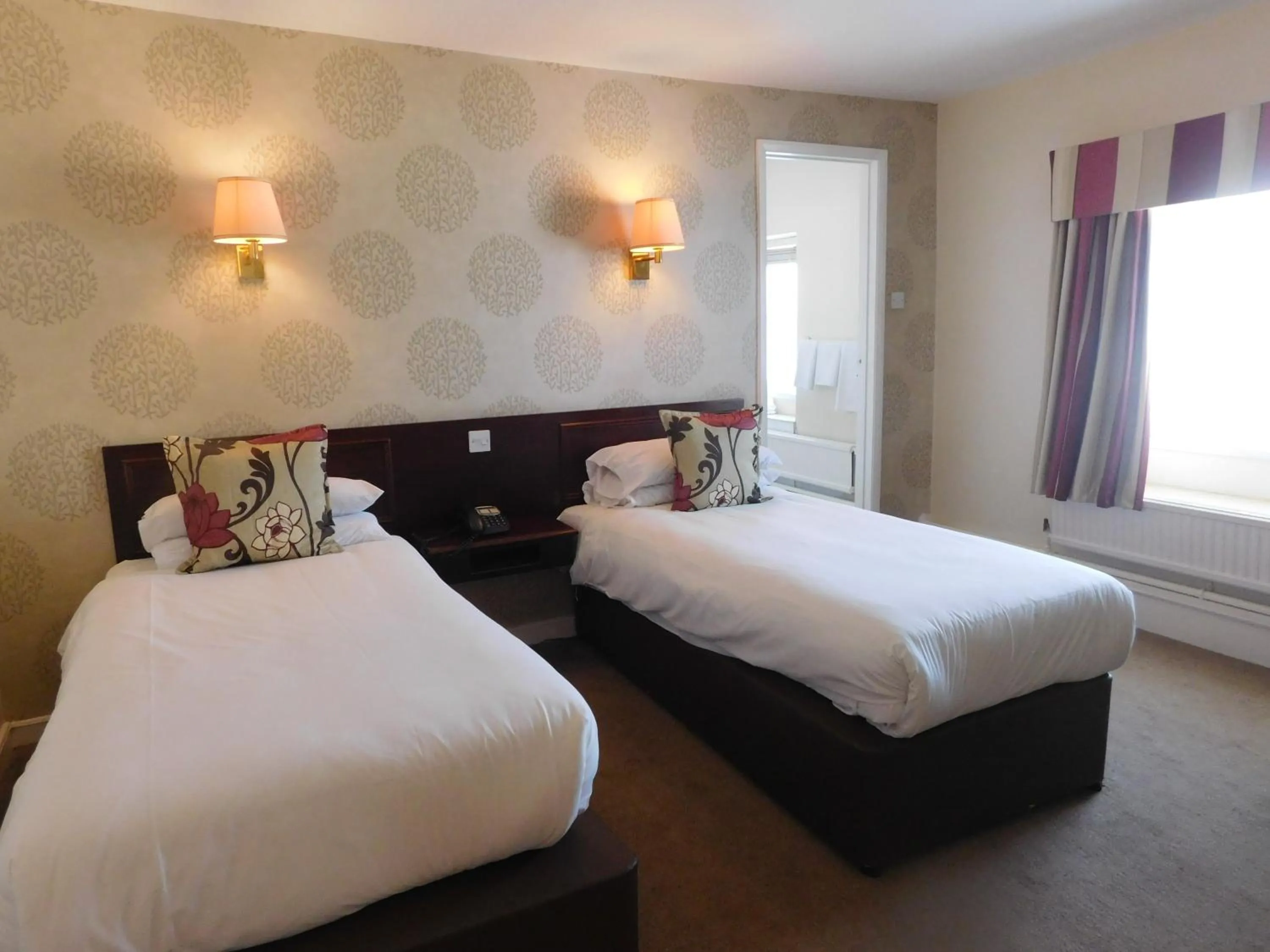 Photo of the whole room, Bed in Mariners Hotel