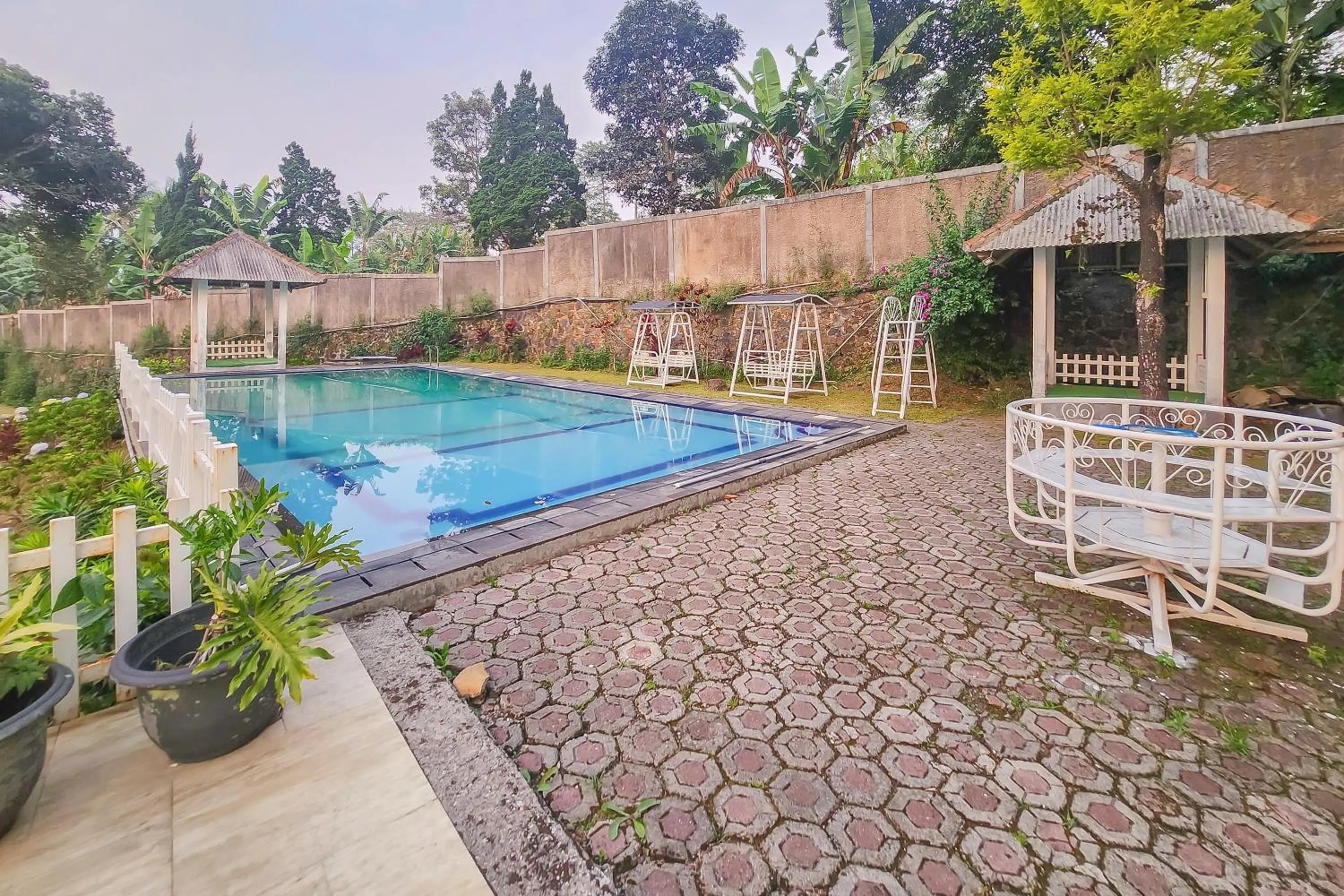 Swimming pool in Urbanview Hotel Star Residence Puncak