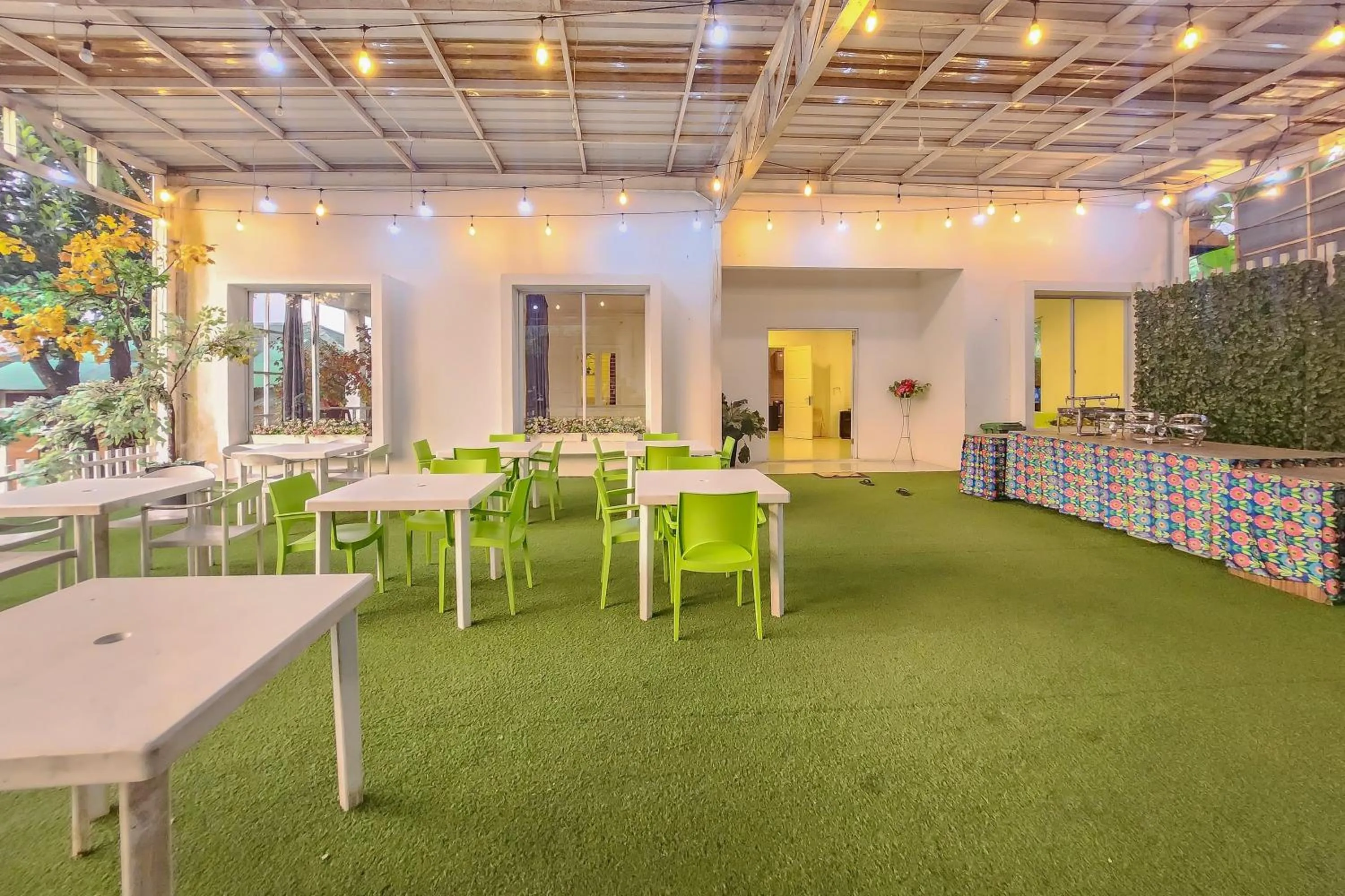 Seating area in Urbanview Hotel Star Residence Puncak