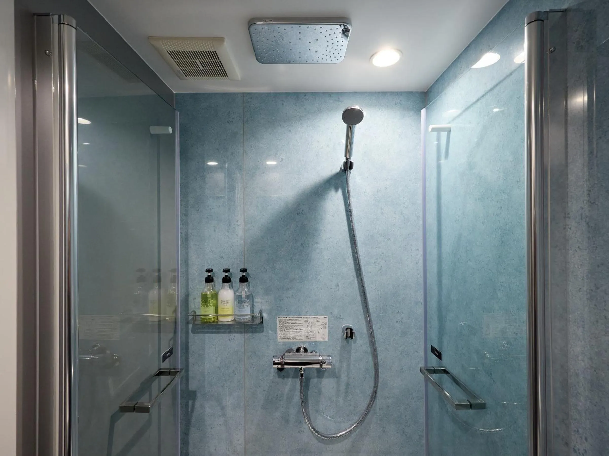 Shower in Hotel Wakamizu