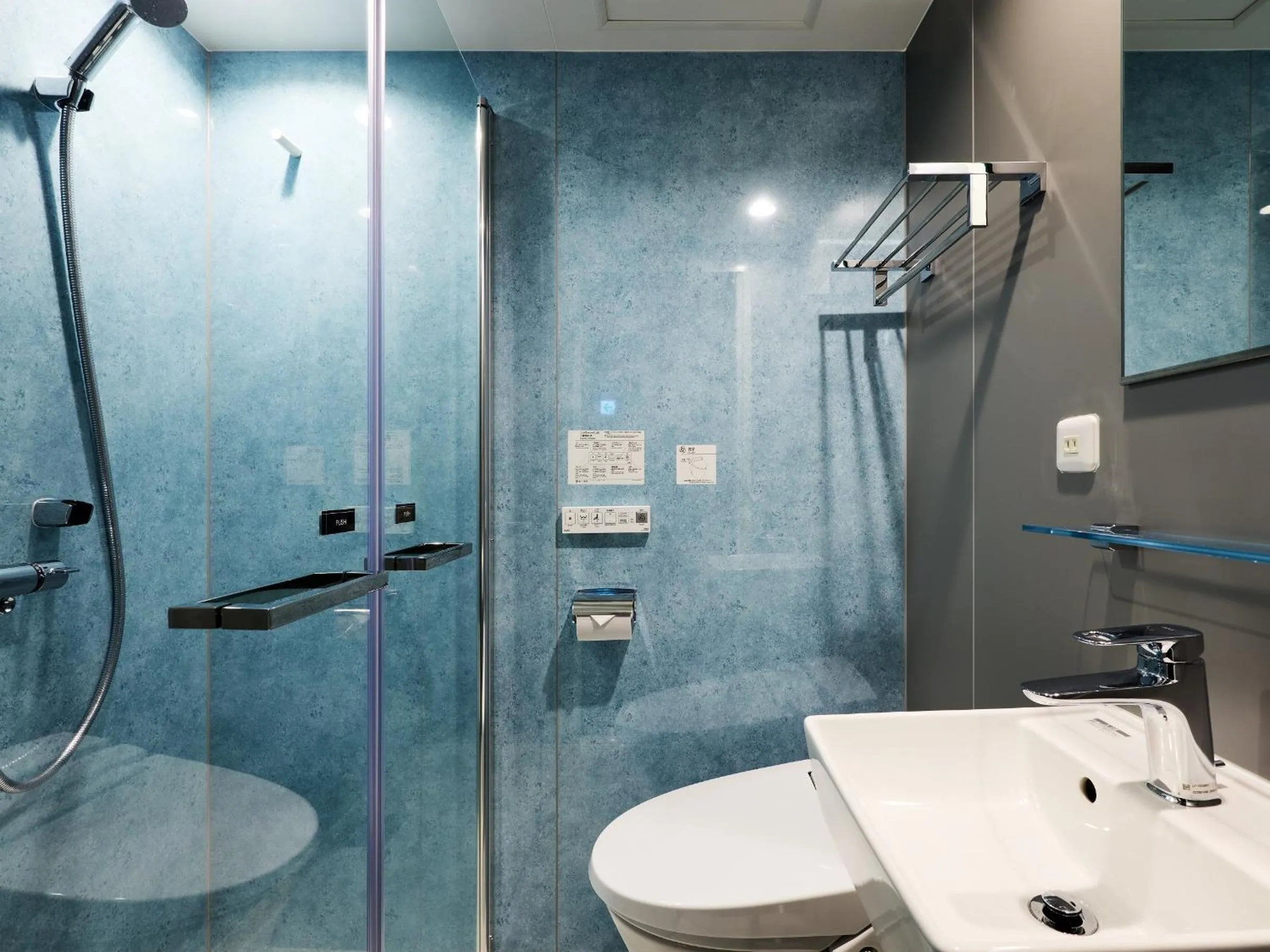 Shower in Hotel Wakamizu