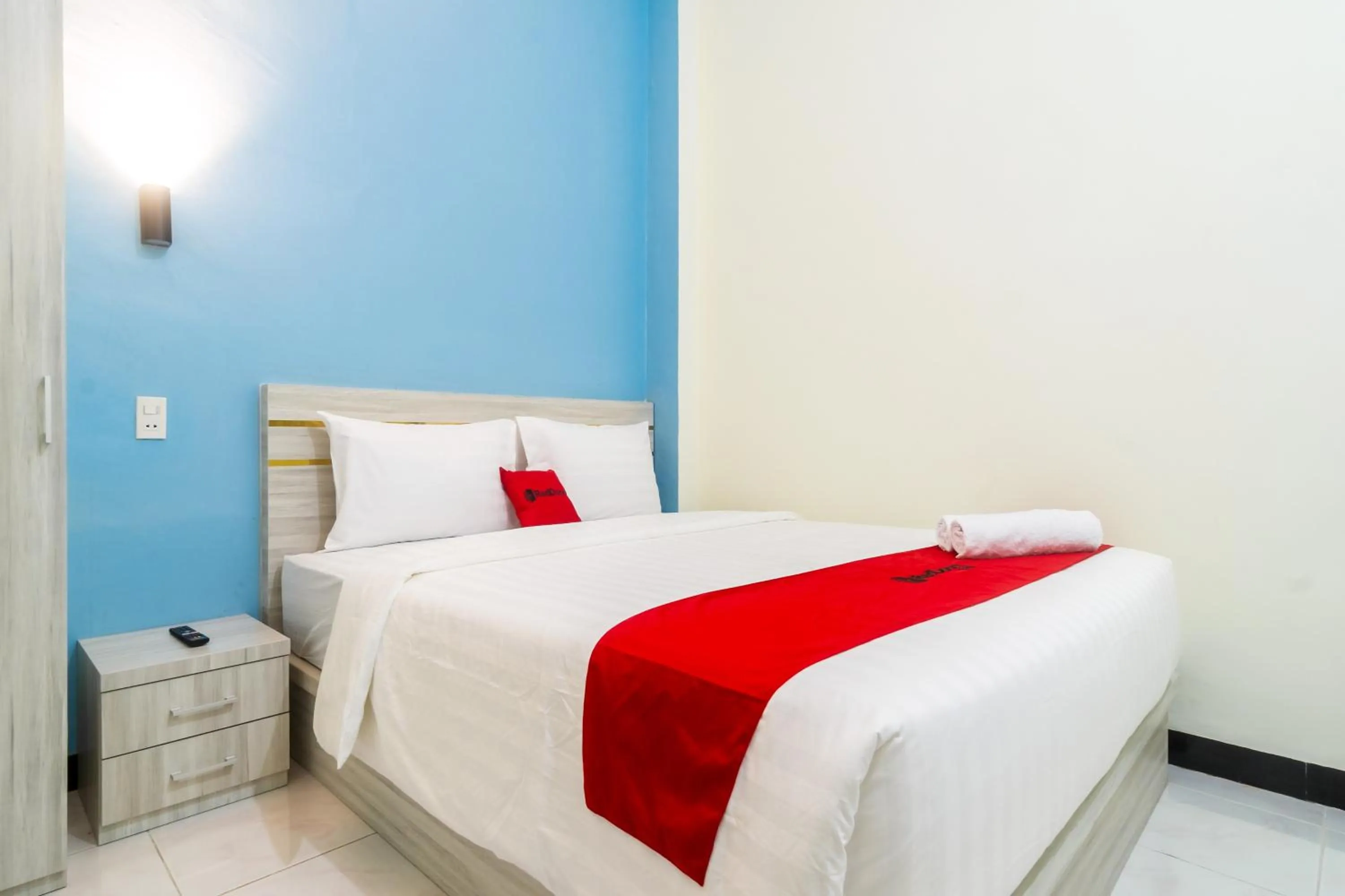Bedroom, Bed in RedDoorz Plus at Sempurna Inn Medan